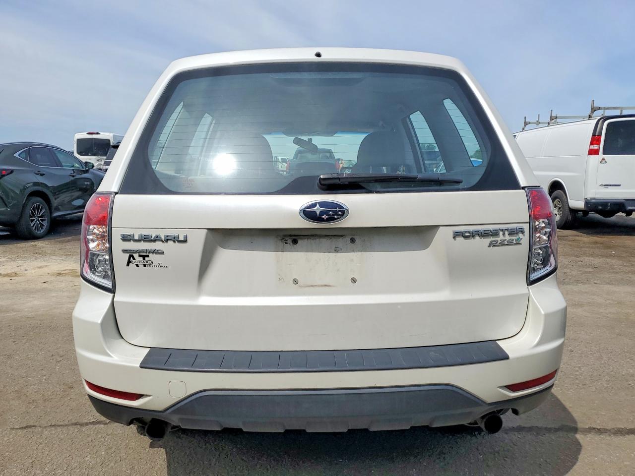 2010 Subaru Forester 2.5x White vin: JF2SH6ACXAH739409