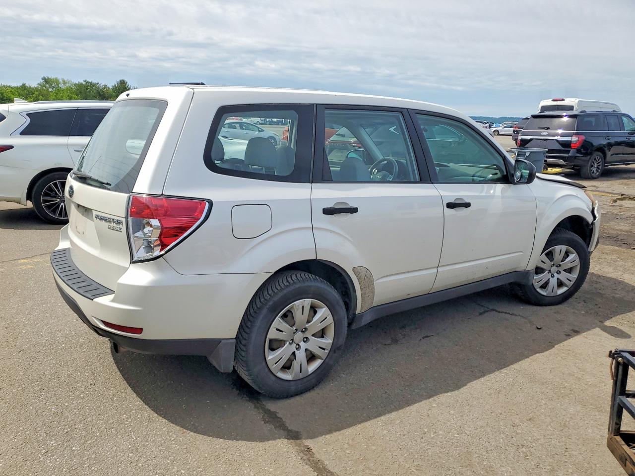 2010 Subaru Forester 2.5x White vin: JF2SH6ACXAH739409