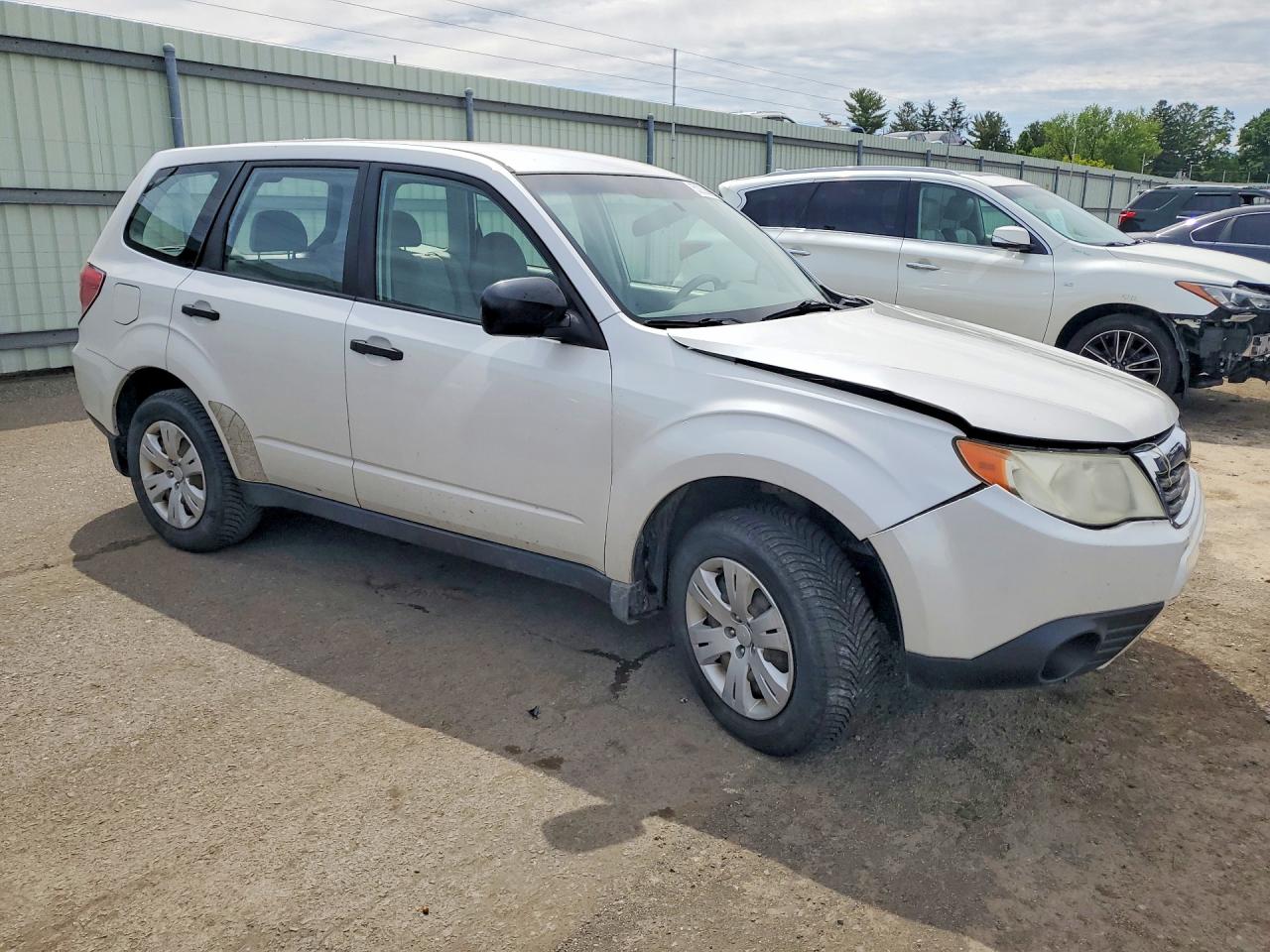 2010 Subaru Forester 2.5x White vin: JF2SH6ACXAH739409