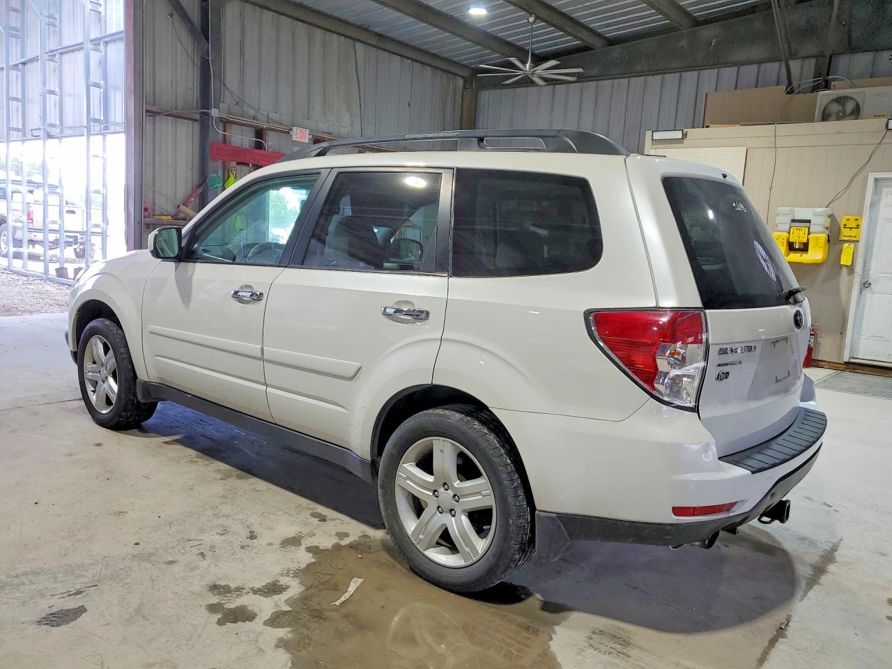 2010 Subaru Forester 2.5x Premium White vin: JF2SH6CC1AH784736