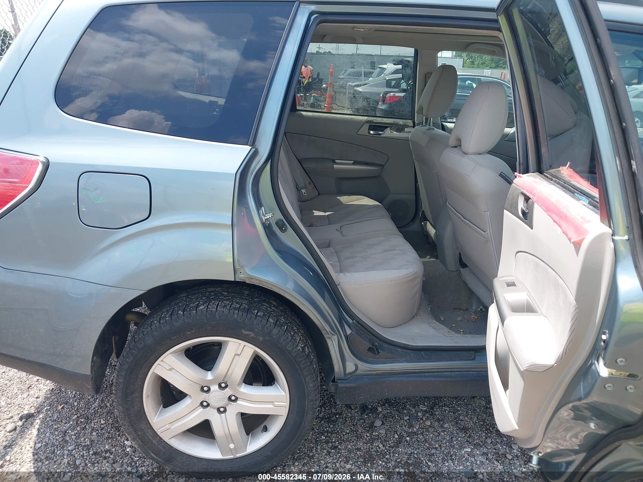 2010 Subaru Forester 2.5x Premium Silver vin: JF2SH6CC1AH801857