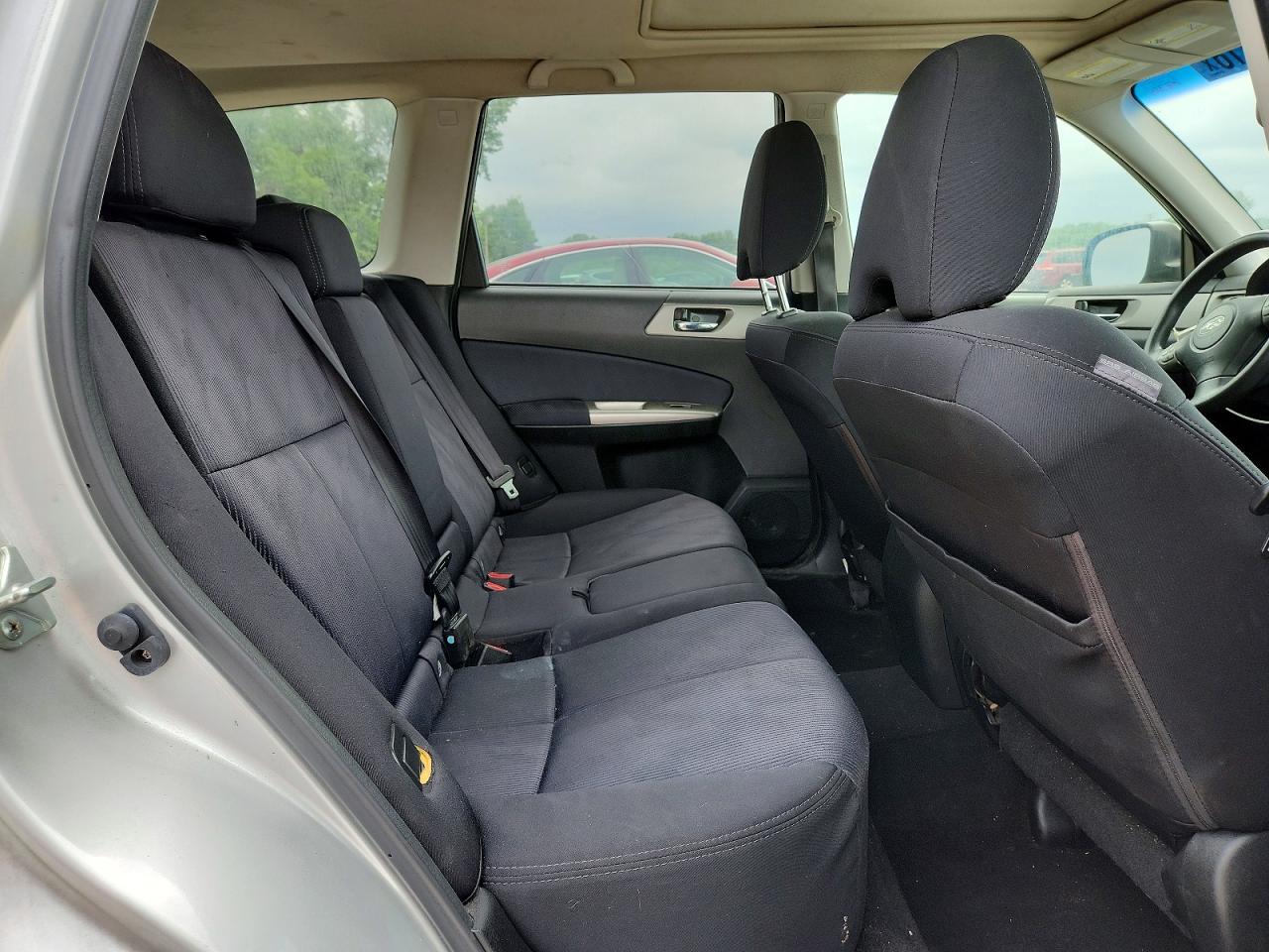 2010 Subaru Forester 2.5x Premium Silver vin: JF2SH6CC1AH907080