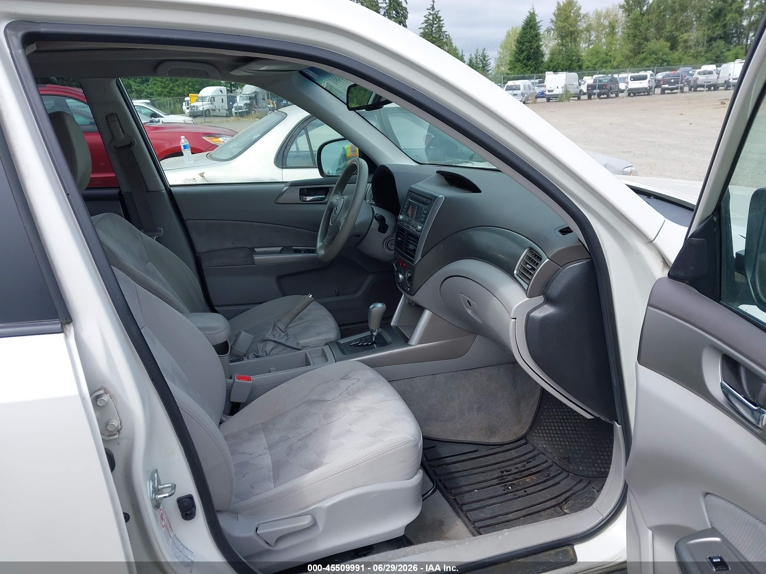 2010 Subaru Forester 2.5x Premium White vin: JF2SH6CC2AH757481
