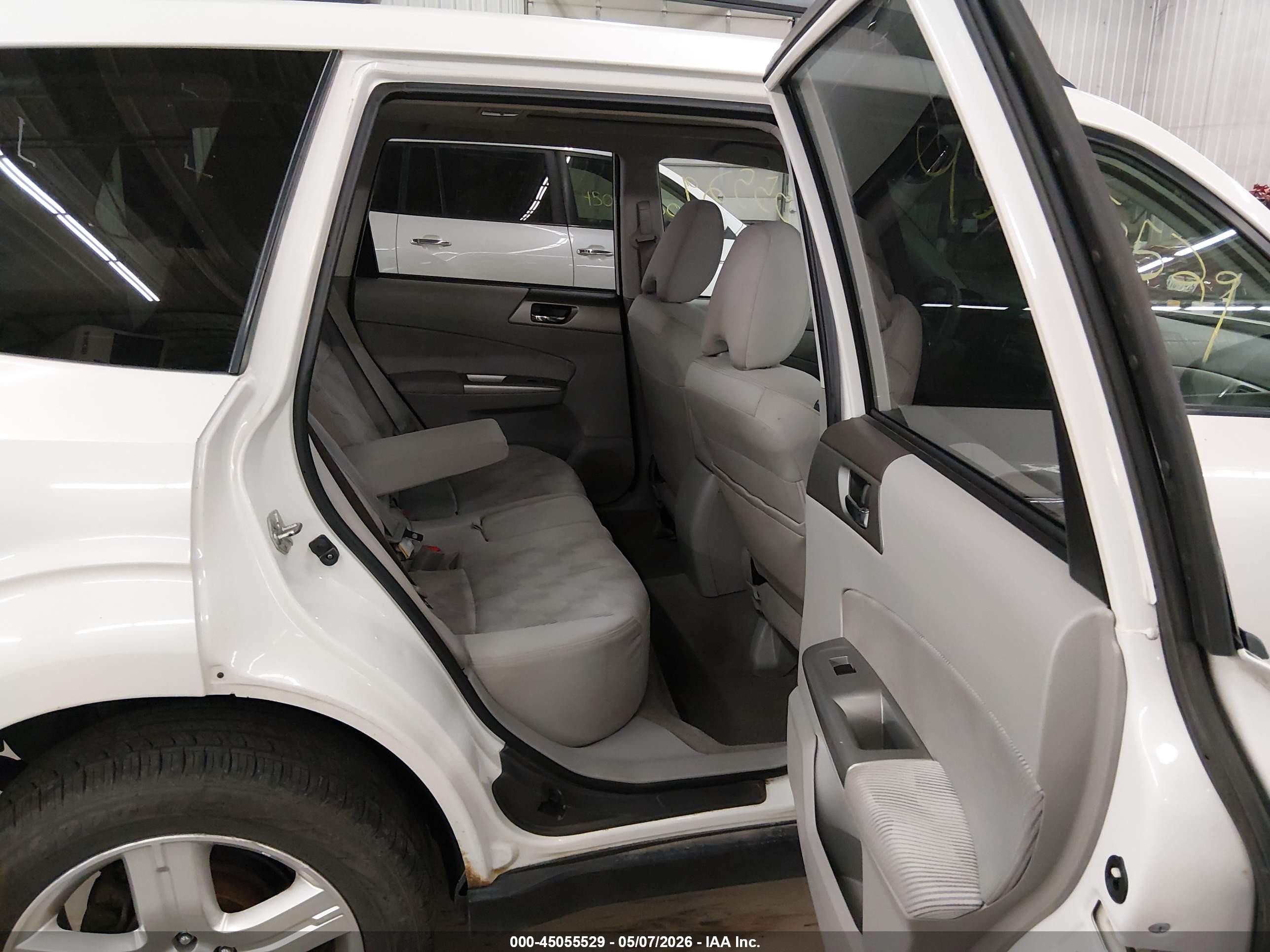 2010 Subaru Forester 2.5x Premium White vin: JF2SH6CC2AH797074