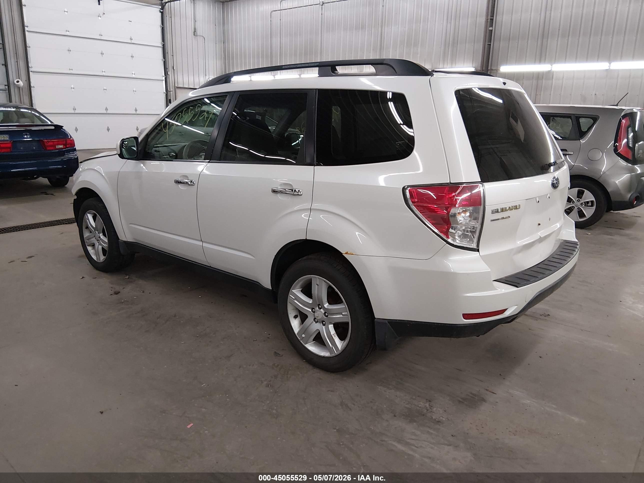 2010 Subaru Forester 2.5x Premium White vin: JF2SH6CC2AH797074