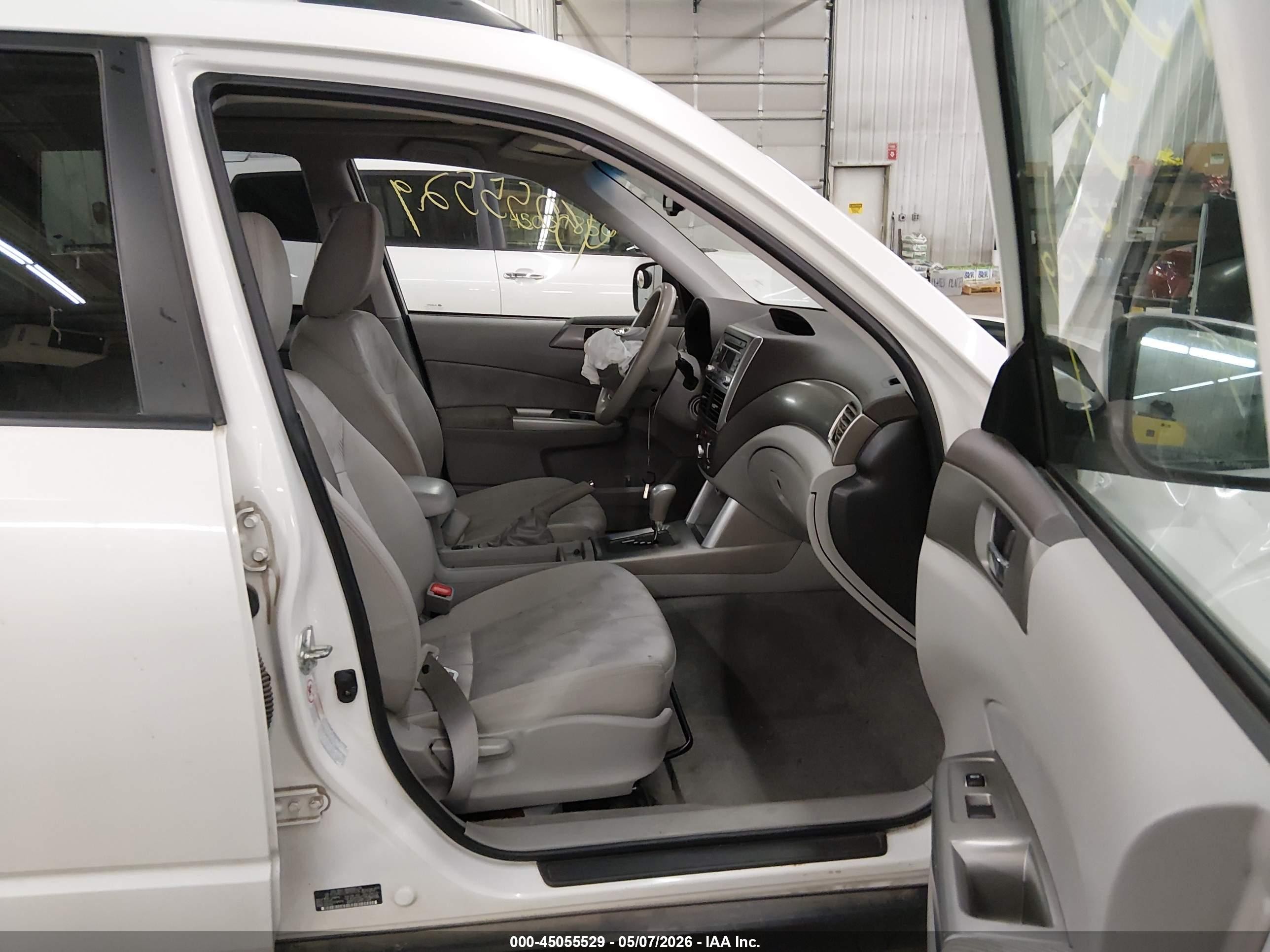 2010 Subaru Forester 2.5x Premium White vin: JF2SH6CC2AH797074