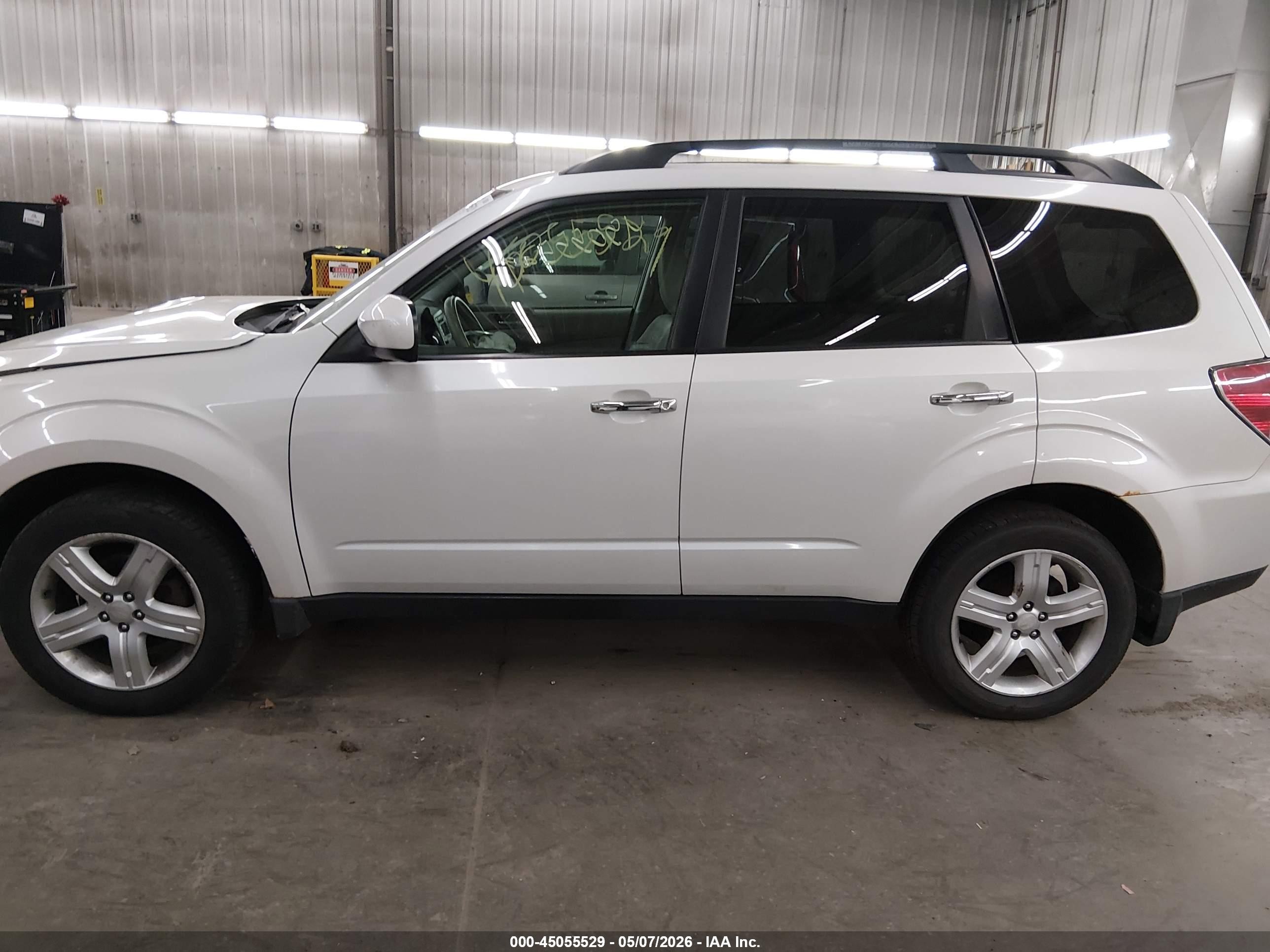 2010 Subaru Forester 2.5x Premium White vin: JF2SH6CC2AH797074