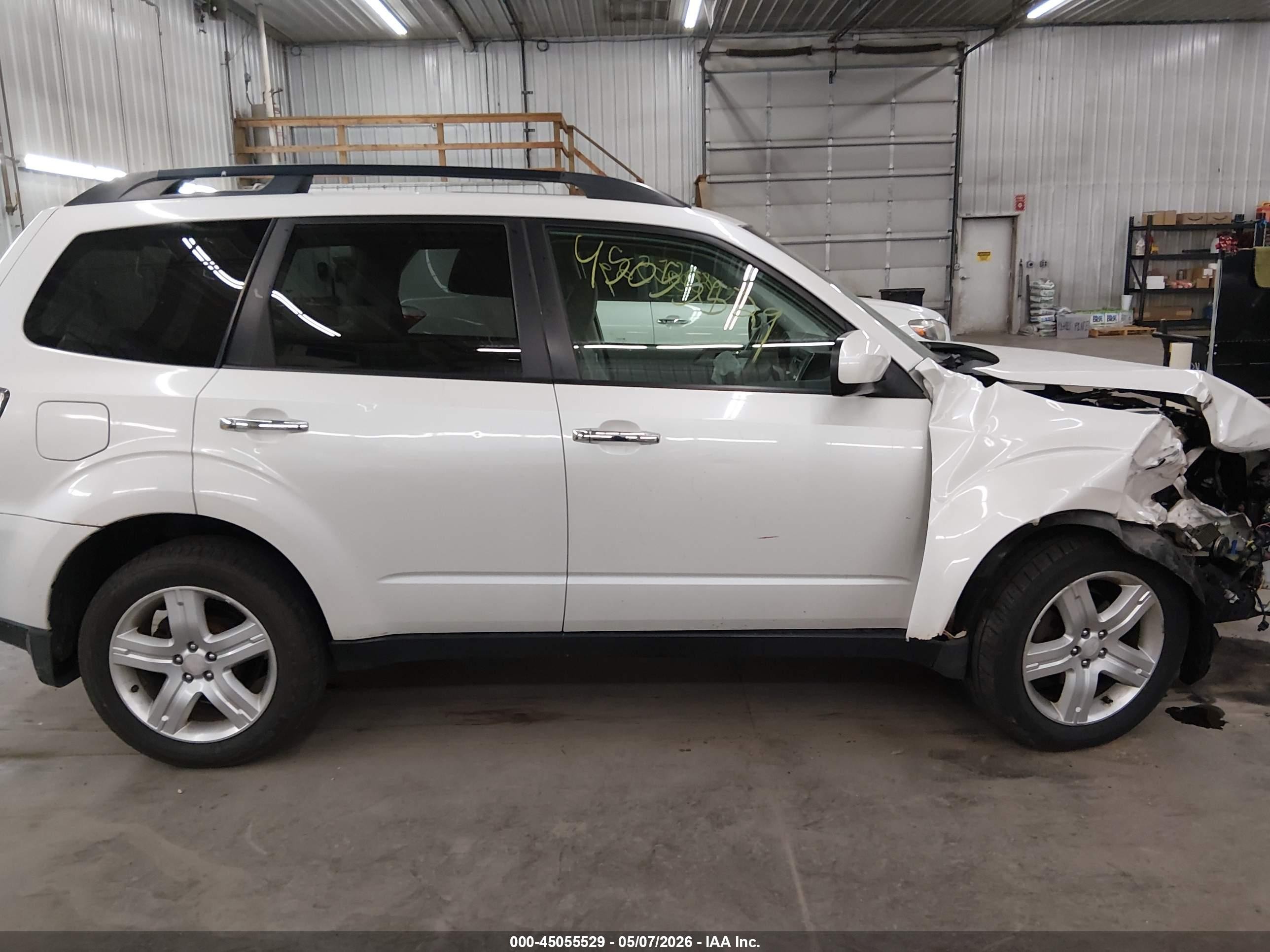 2010 Subaru Forester 2.5x Premium White vin: JF2SH6CC2AH797074