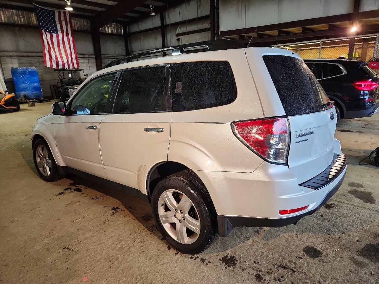 2010 Subaru Forester 2.5x Premium White vin: JF2SH6CC2AH905693