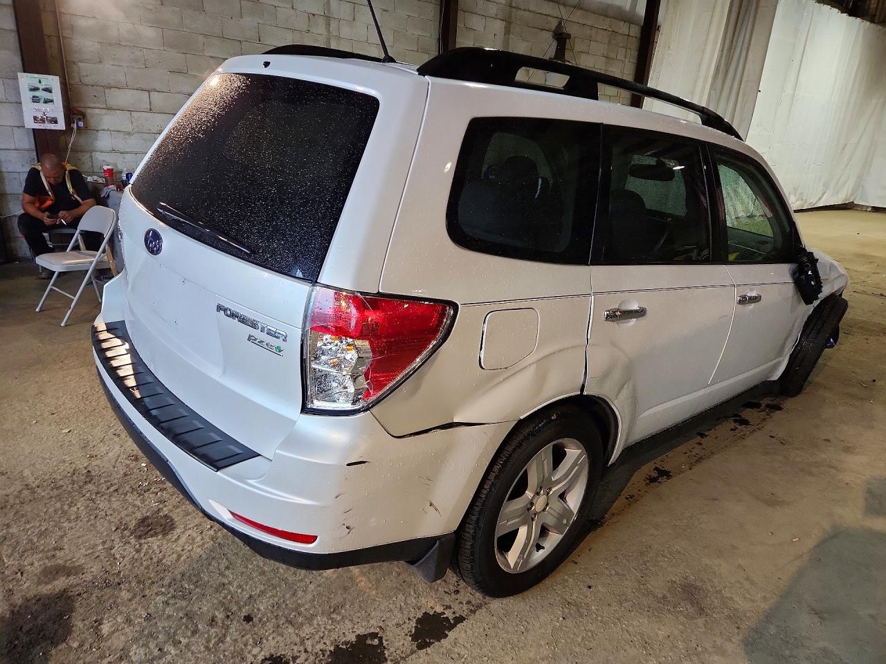 2010 Subaru Forester 2.5x Premium White vin: JF2SH6CC2AH905693