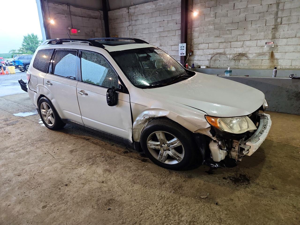 2010 Subaru Forester 2.5x Premium White vin: JF2SH6CC2AH905693