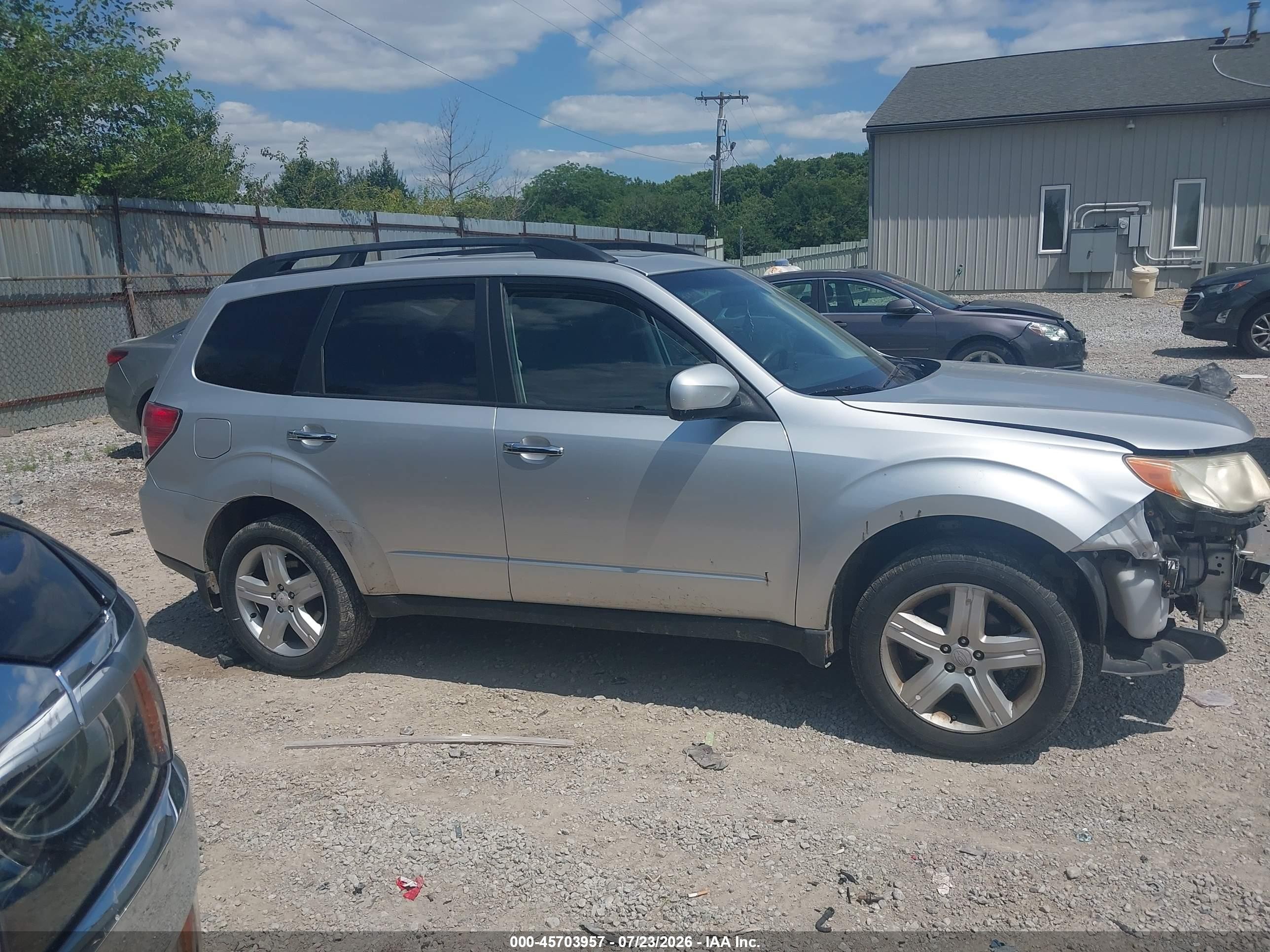 2010 Subaru Forester 2.5x Premium Серебряный vin: JF2SH6CC2AH905709