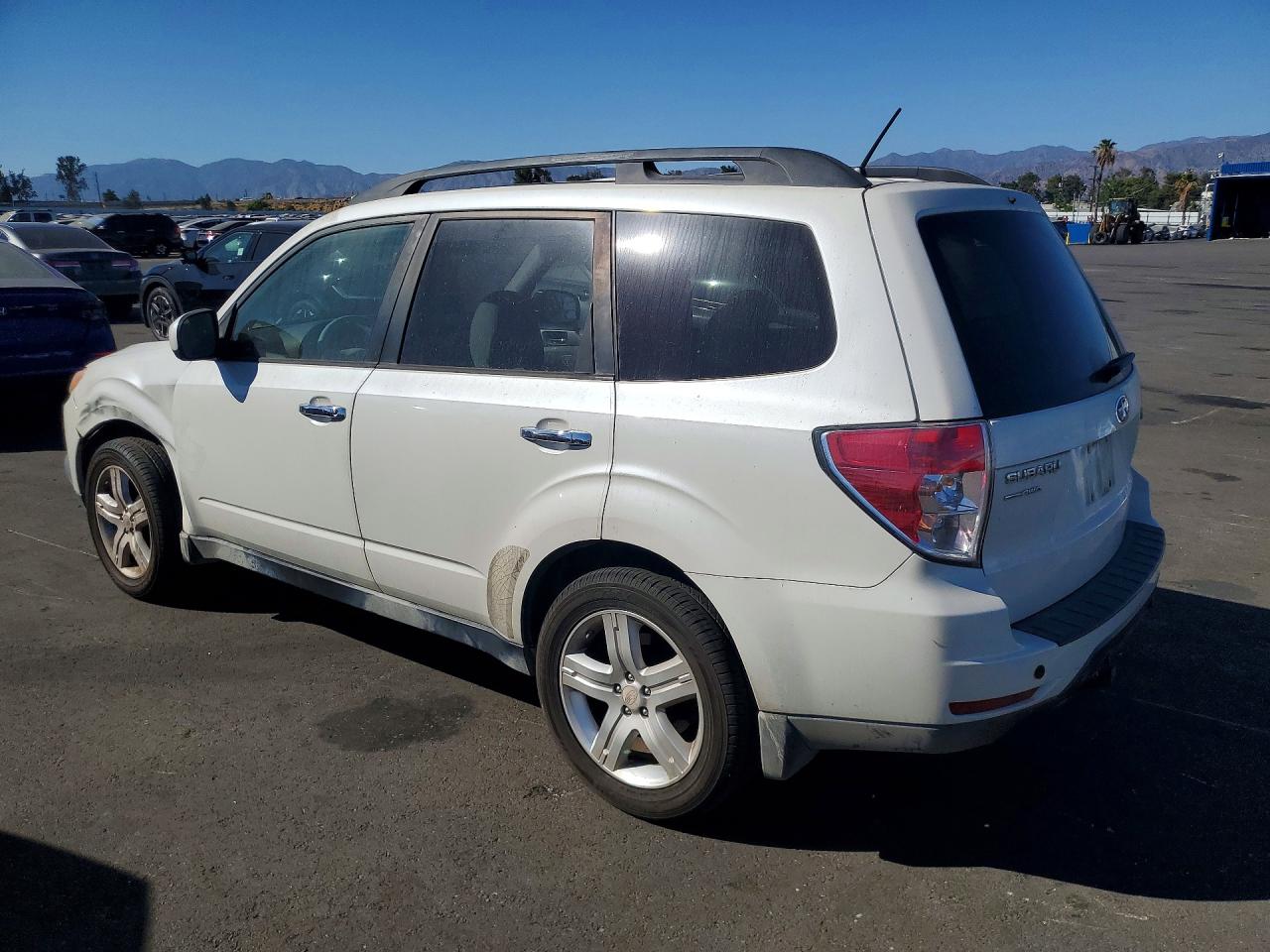 2010 Subaru Forester 2.5x Premium White vin: JF2SH6CC4AG717540