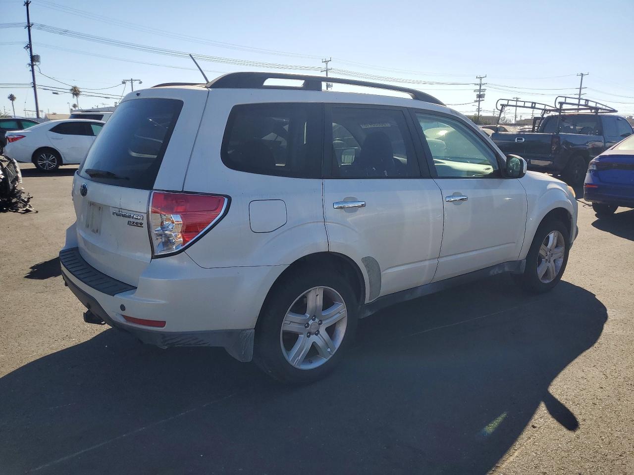 2010 Subaru Forester 2.5x Premium White vin: JF2SH6CC4AG717540