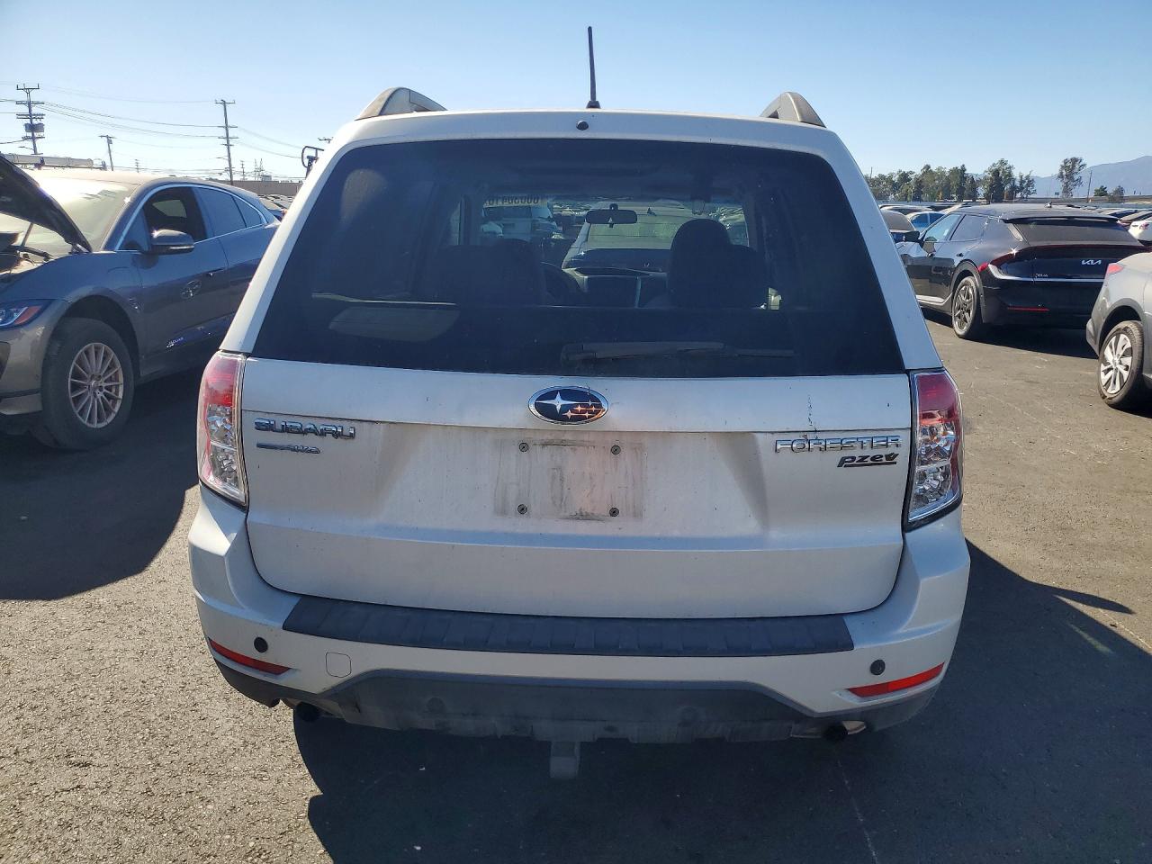 2010 Subaru Forester 2.5x Premium White vin: JF2SH6CC4AG717540
