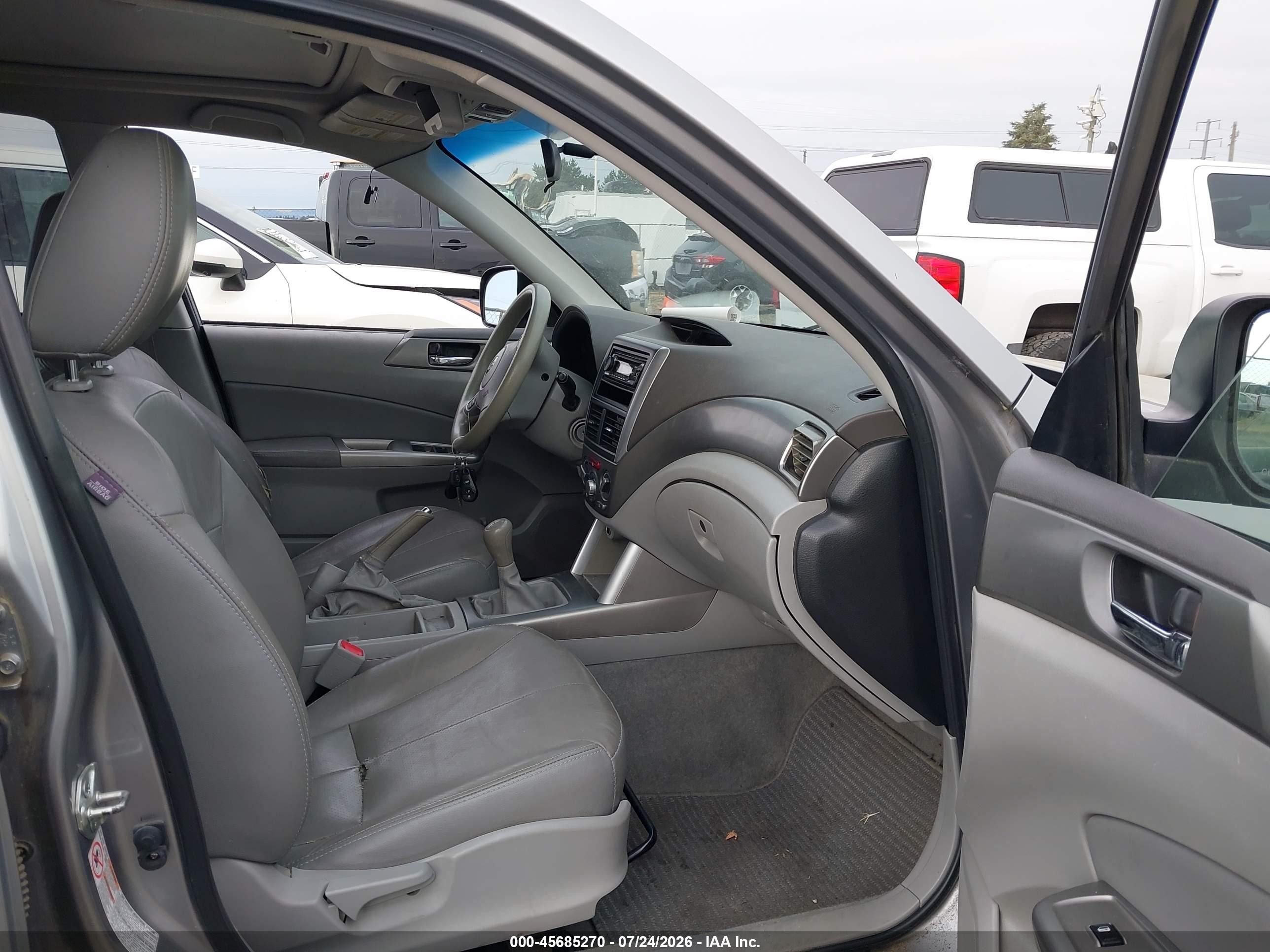 2010 Subaru Forester 2.5x Premium Silver vin: JF2SH6CC4AG801969
