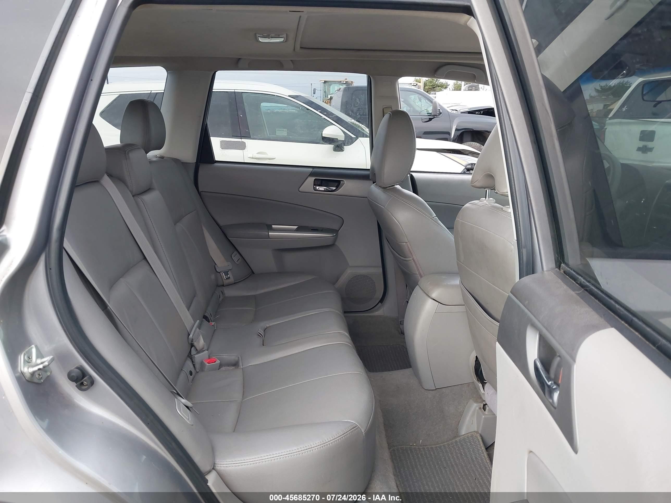 2010 Subaru Forester 2.5x Premium Silver vin: JF2SH6CC4AG801969
