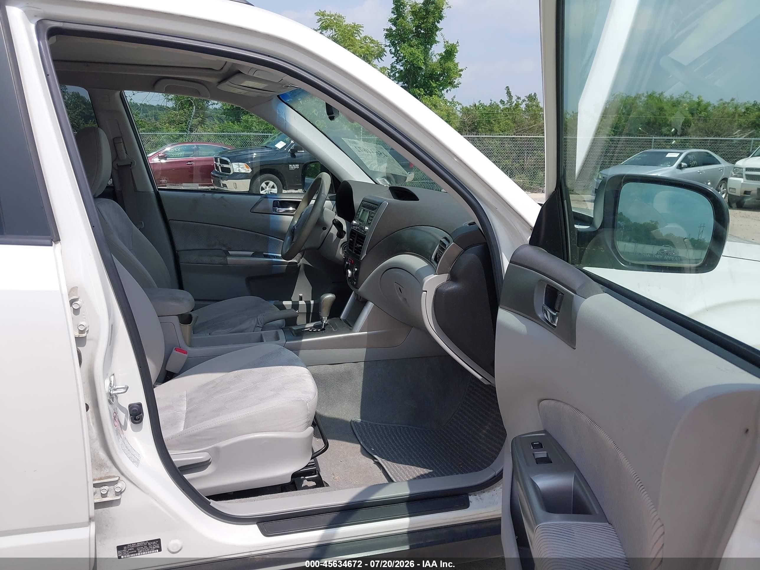 2010 Subaru Forester 2.5x Premium White vin: JF2SH6CC4AH701297