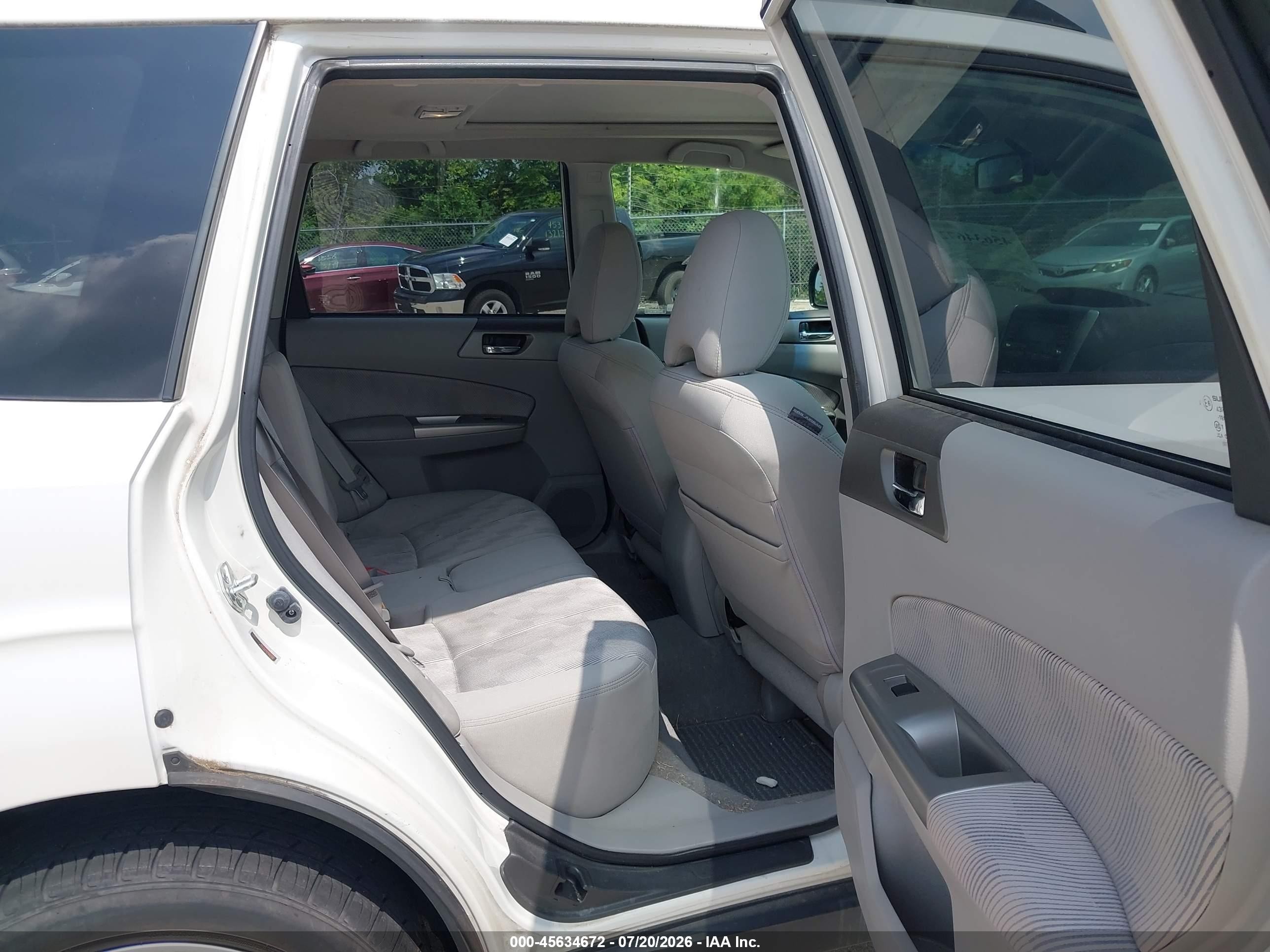 2010 Subaru Forester 2.5x Premium White vin: JF2SH6CC4AH701297
