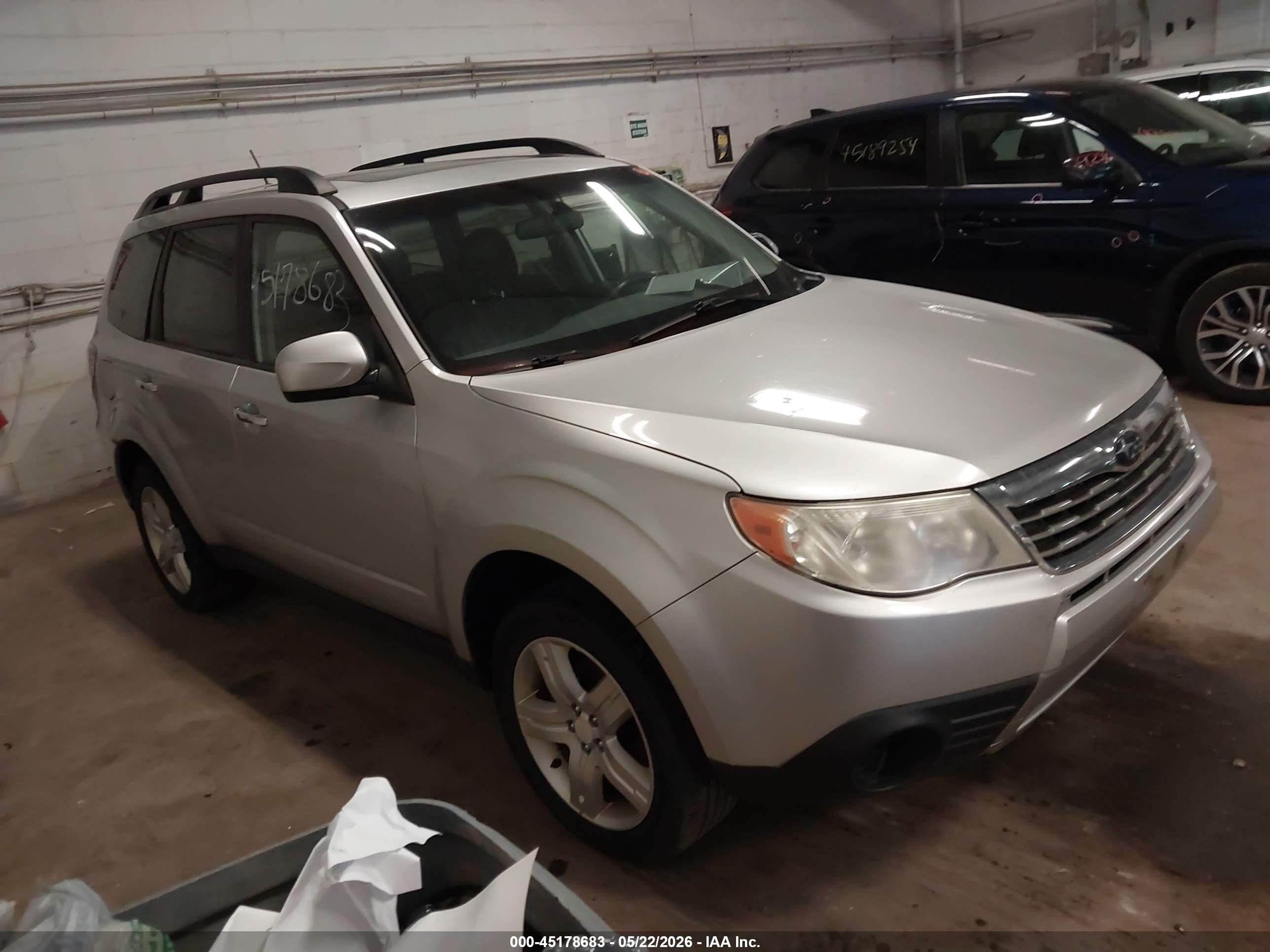 2010 Subaru Forester 2.5x Premium Серебряный vin: JF2SH6CC4AH742335