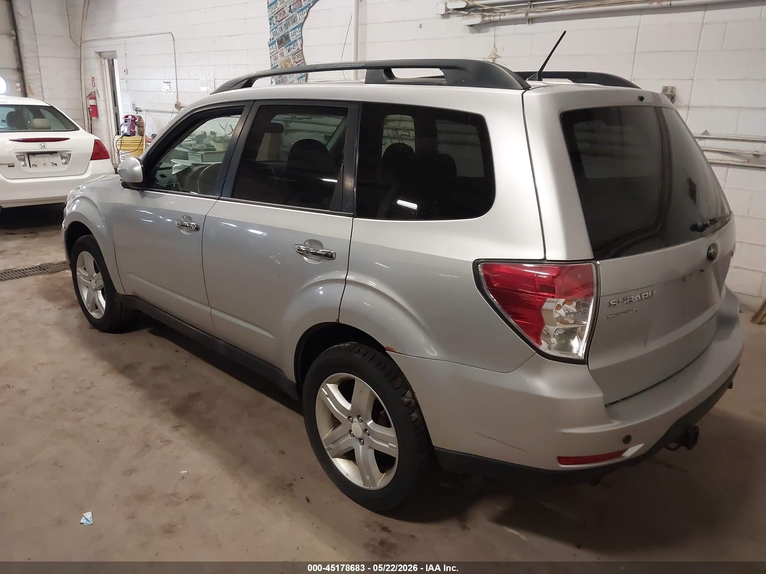 2010 Subaru Forester 2.5x Premium Silver vin: JF2SH6CC4AH742335