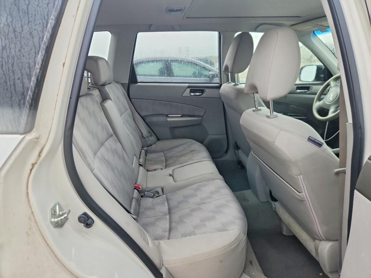 2010 Subaru Forester 2.5x Premium White vin: JF2SH6CC4AH803408