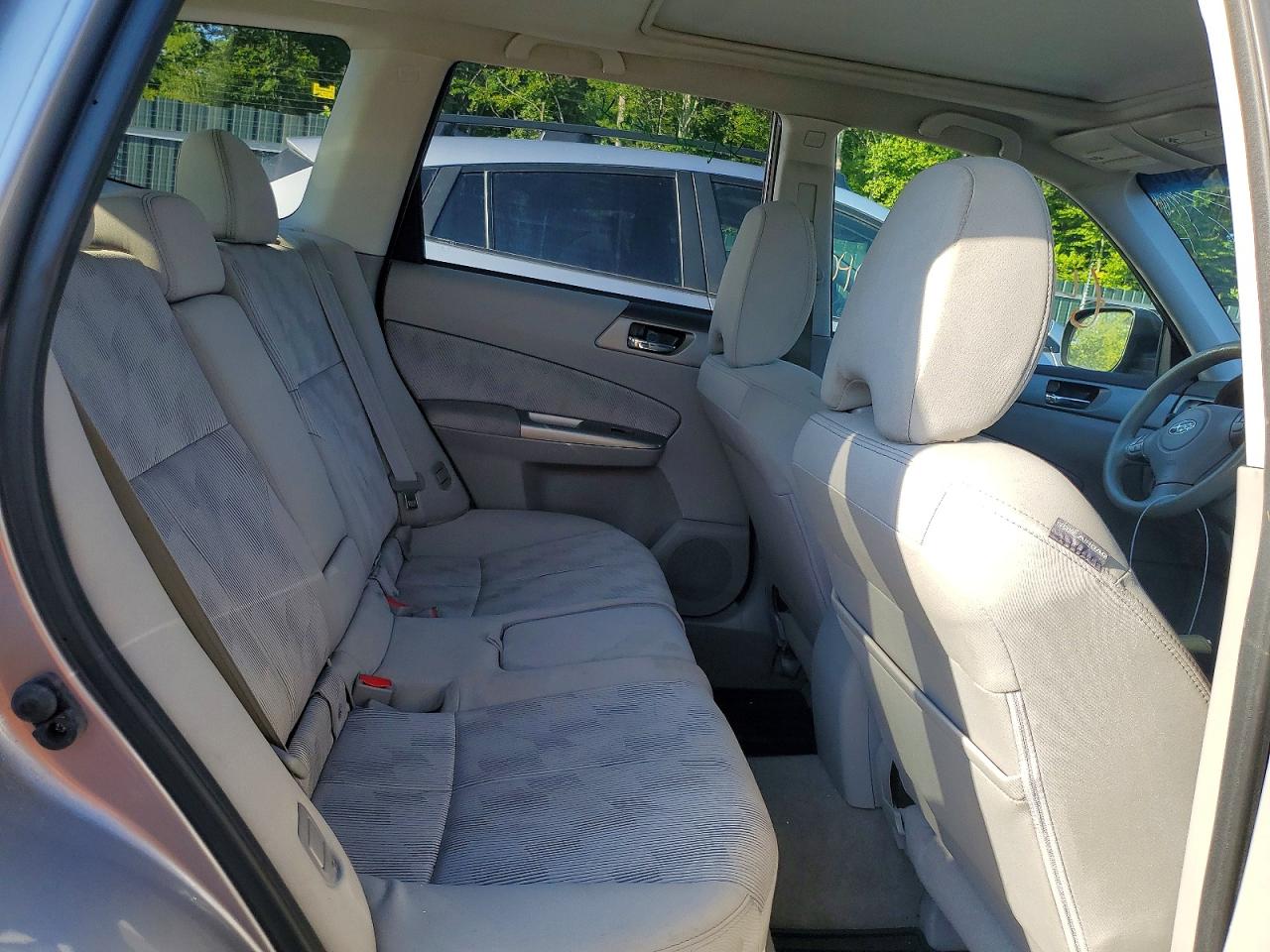 2010 Subaru Forester 2.5x Premium Silver vin: JF2SH6CC5AH747818