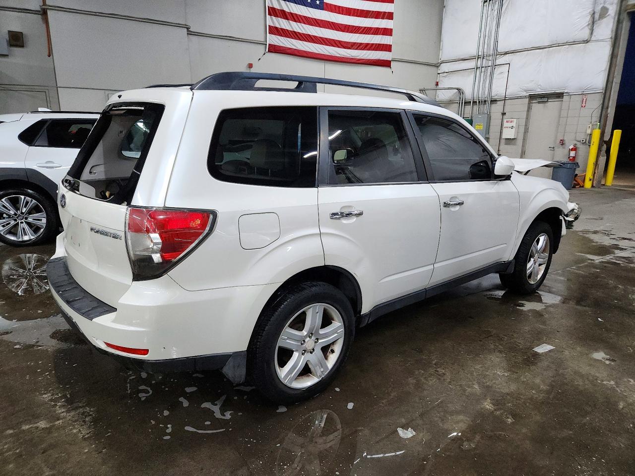 2010 Subaru Forester 2.5x Premium White vin: JF2SH6CC5AH770578
