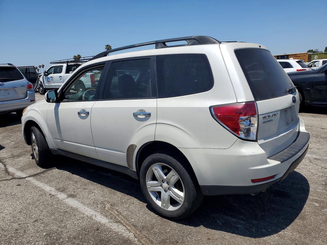 2010 Subaru Forester 2.5x Premium White vin: JF2SH6CC6AH799491