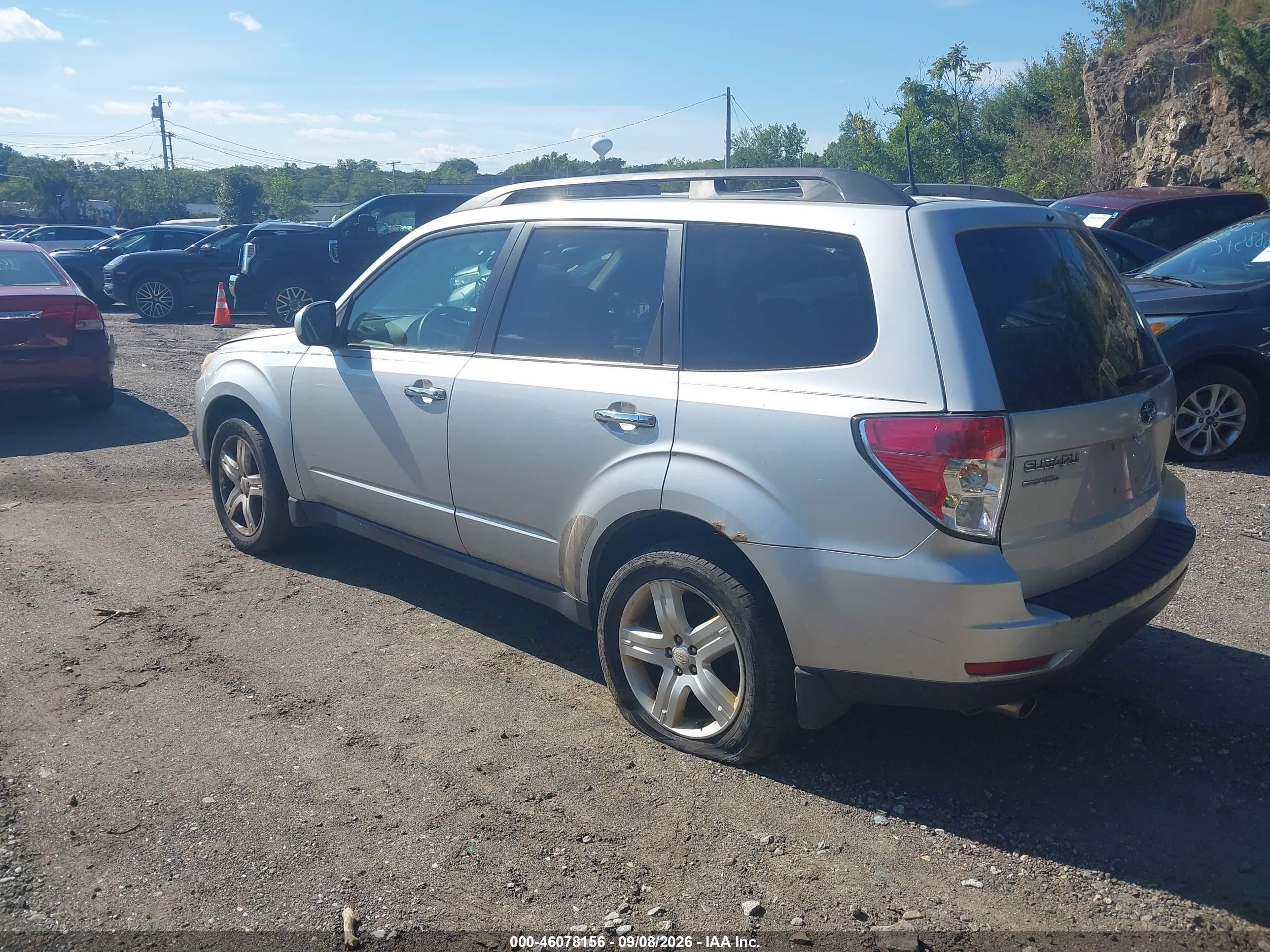 2010 Subaru Forester 2.5x Premium Серебряный vin: JF2SH6CC8AH716868