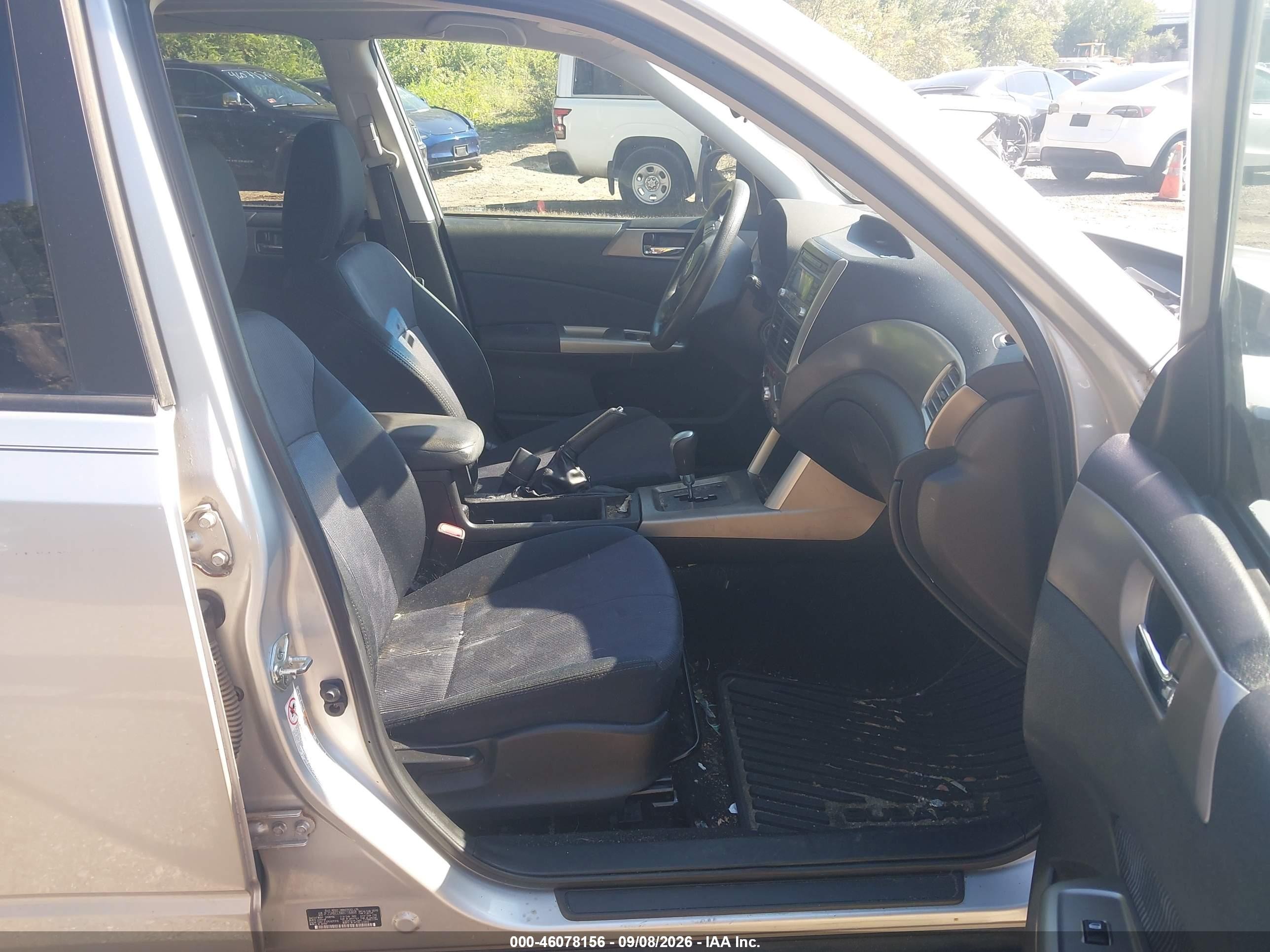 2010 Subaru Forester 2.5x Premium Серебряный vin: JF2SH6CC8AH716868