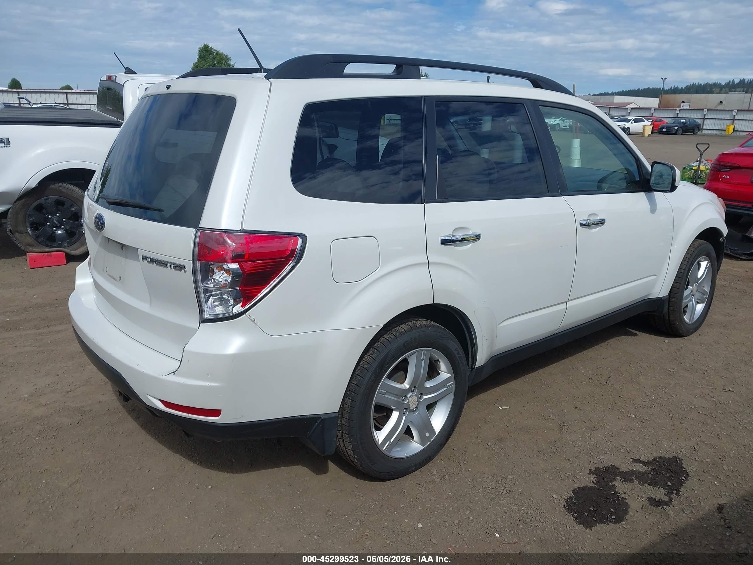 2010 Subaru Forester 2.5x Premium White vin: JF2SH6CC8AH795877