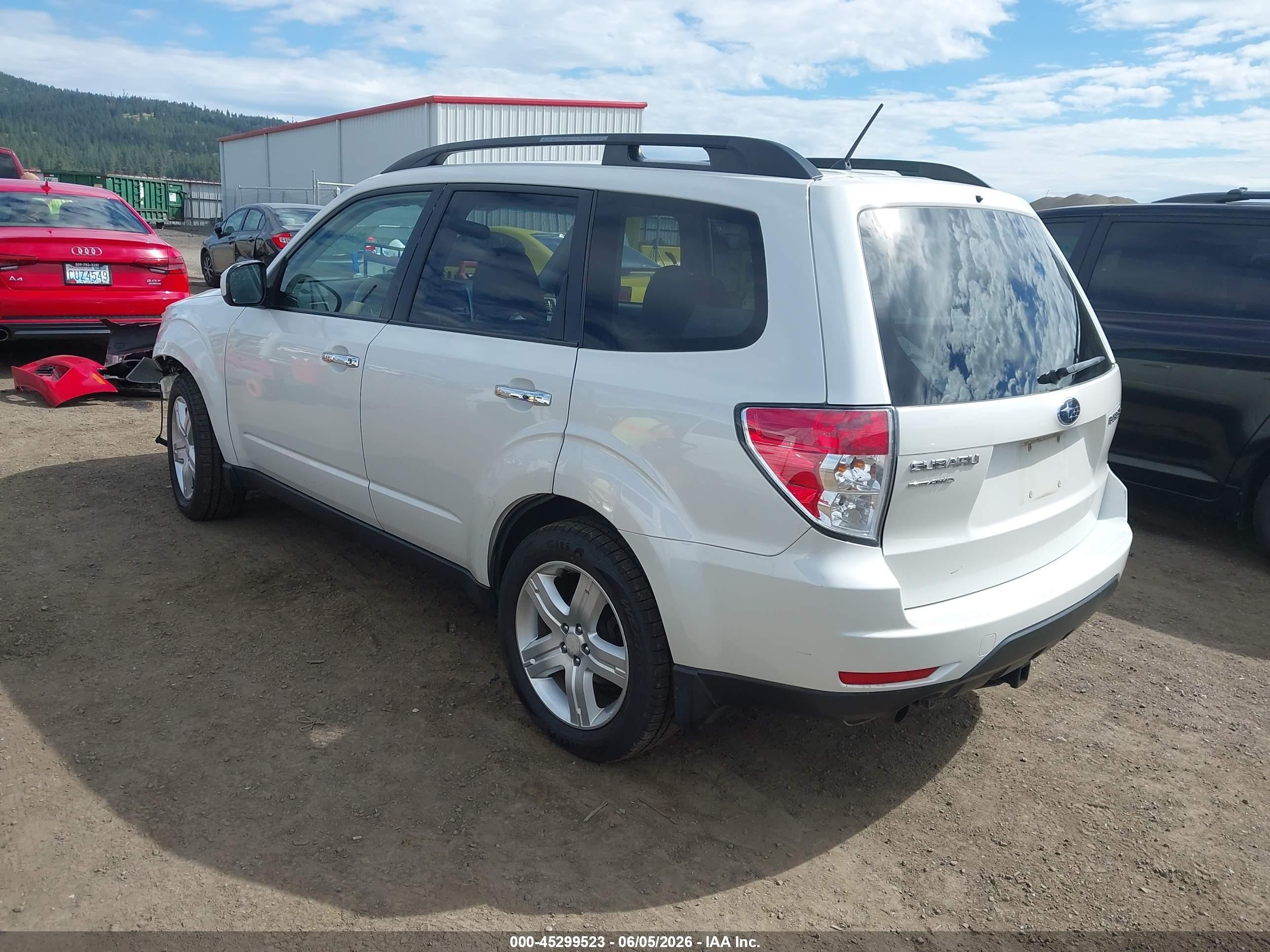2010 Subaru Forester 2.5x Premium White vin: JF2SH6CC8AH795877