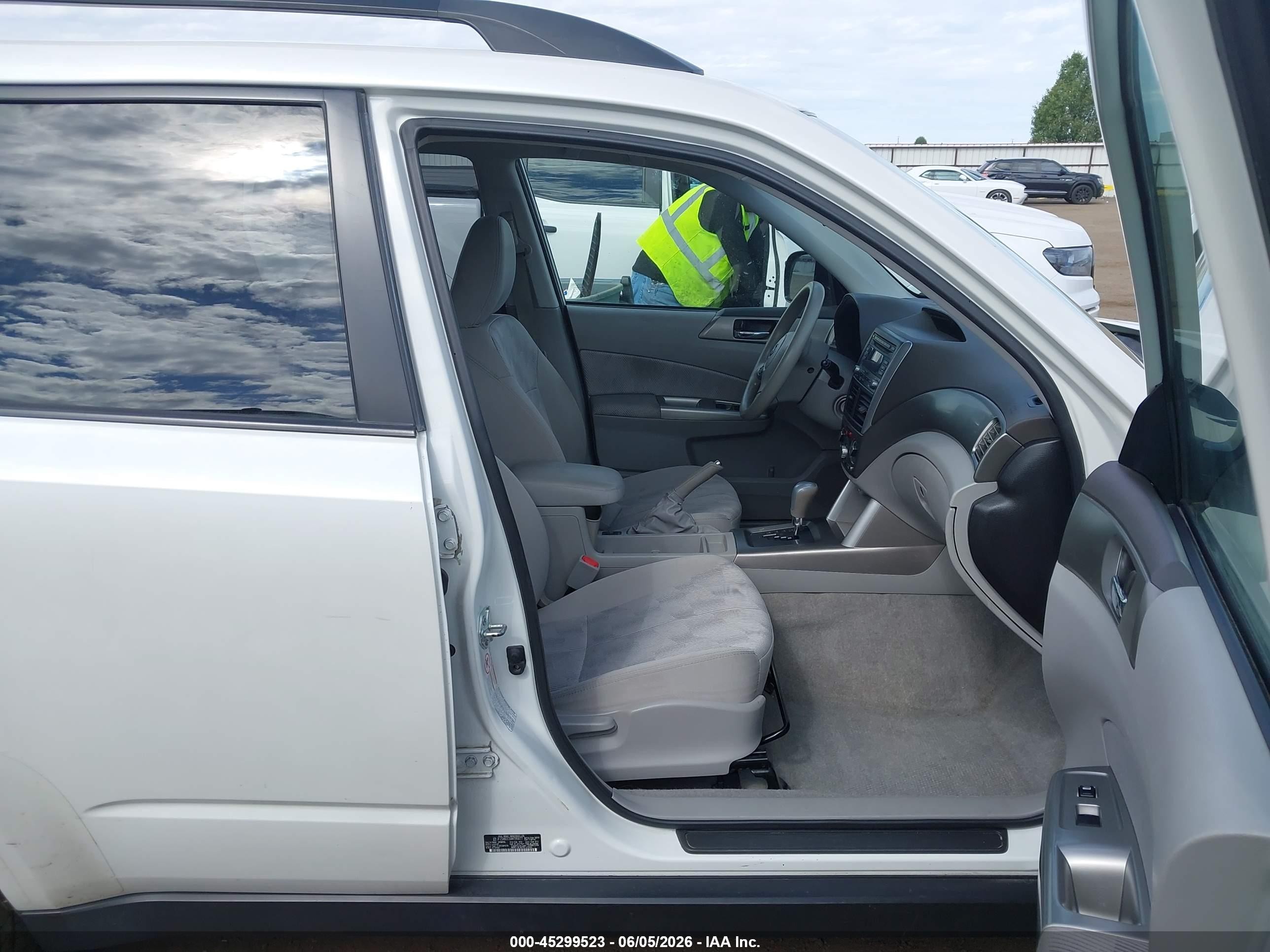 2010 Subaru Forester 2.5x Premium White vin: JF2SH6CC8AH795877