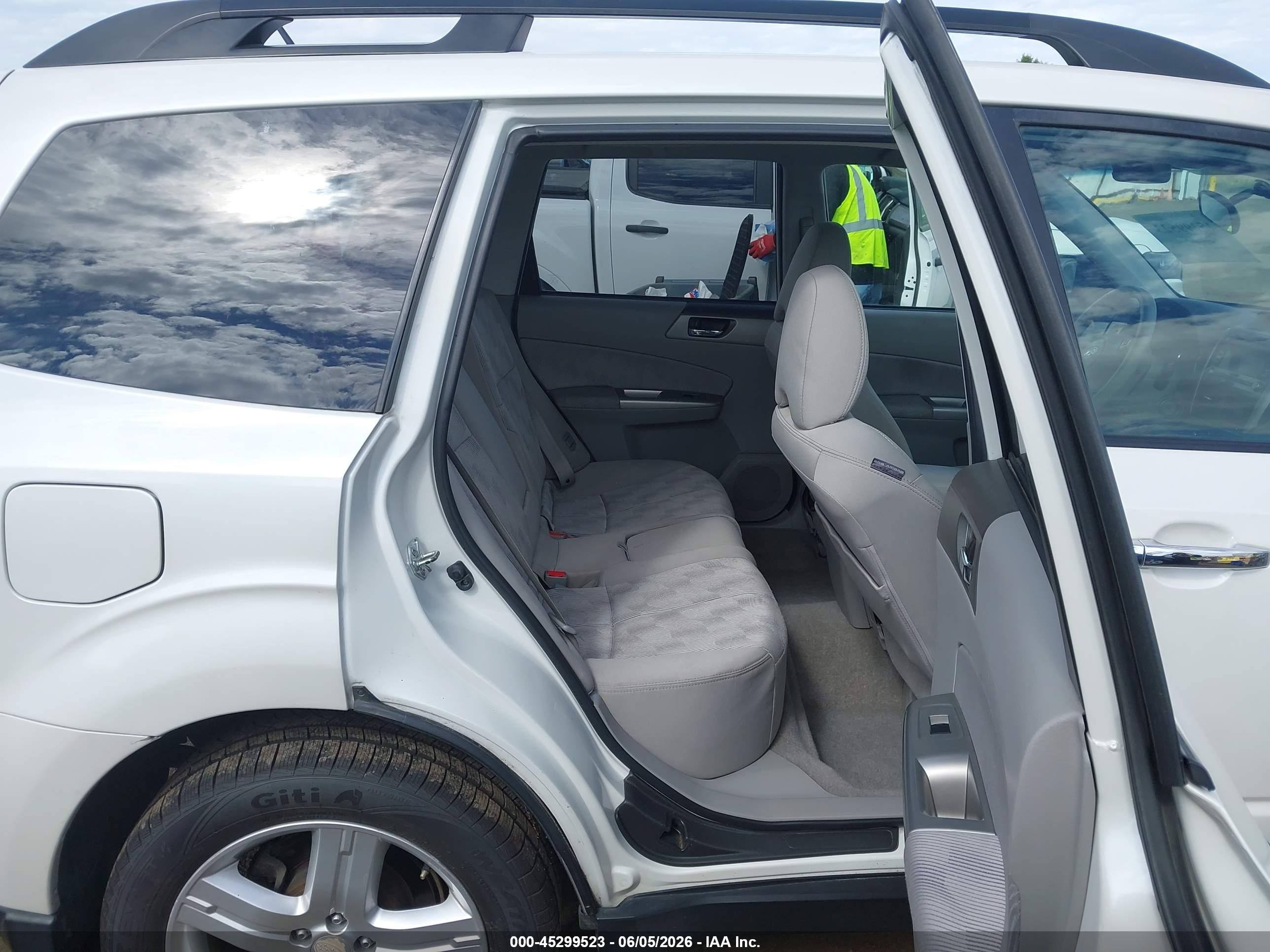 2010 Subaru Forester 2.5x Premium White vin: JF2SH6CC8AH795877