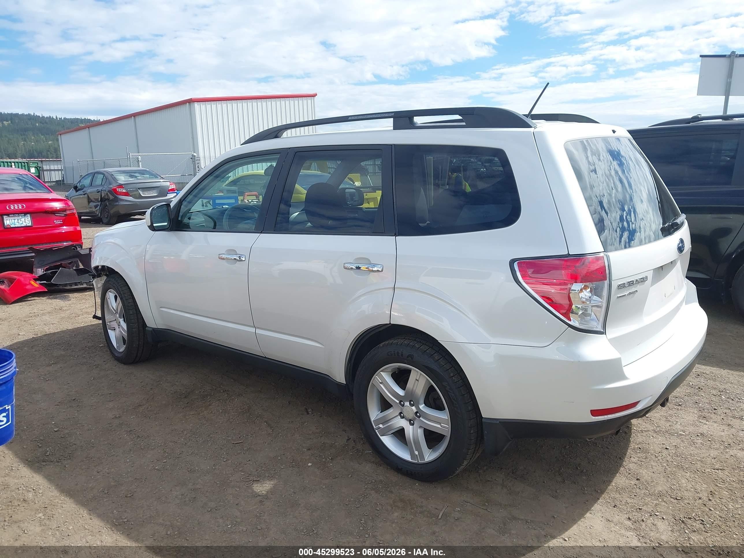 2010 Subaru Forester 2.5x Premium White vin: JF2SH6CC8AH795877