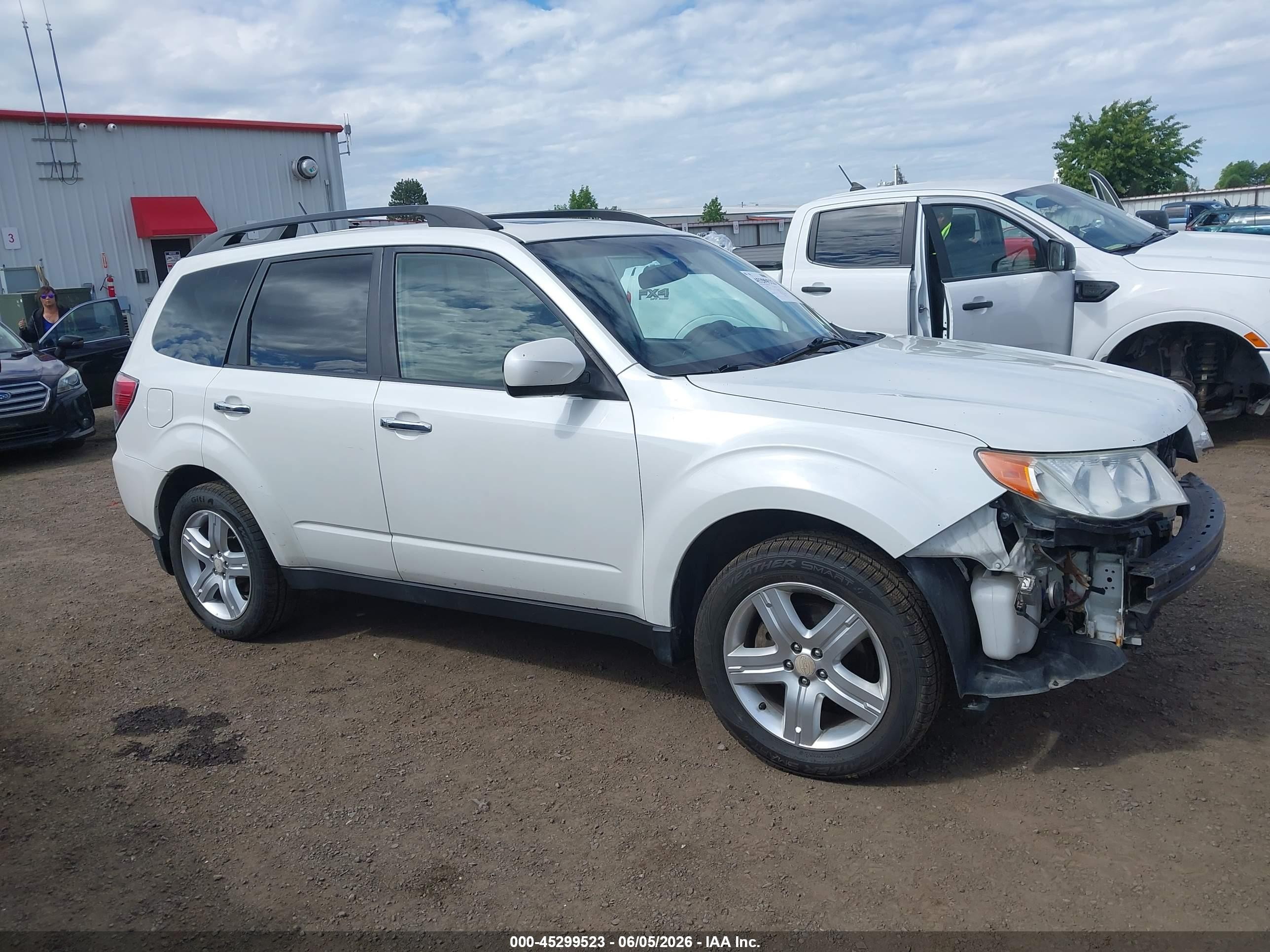 2010 Subaru Forester 2.5x Premium White vin: JF2SH6CC8AH795877