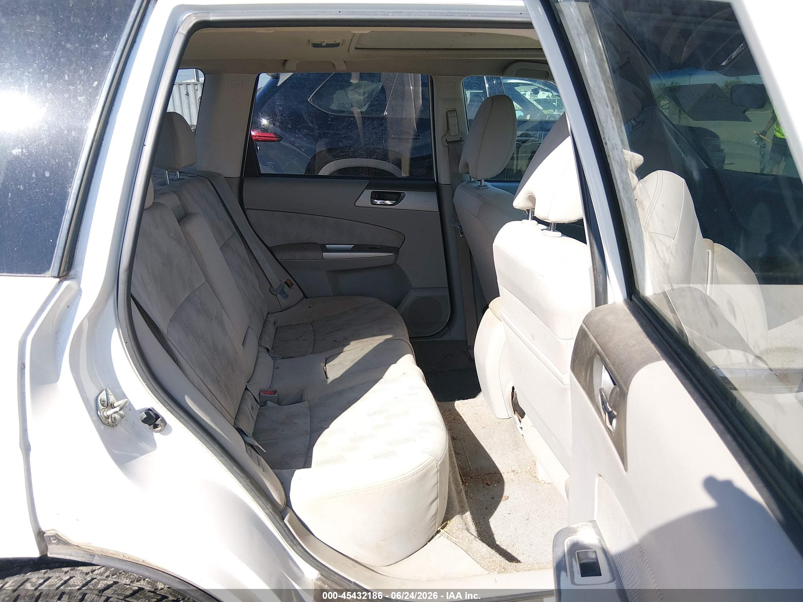 2010 Subaru Forester 2.5x Premium White vin: JF2SH6CC8AH805792
