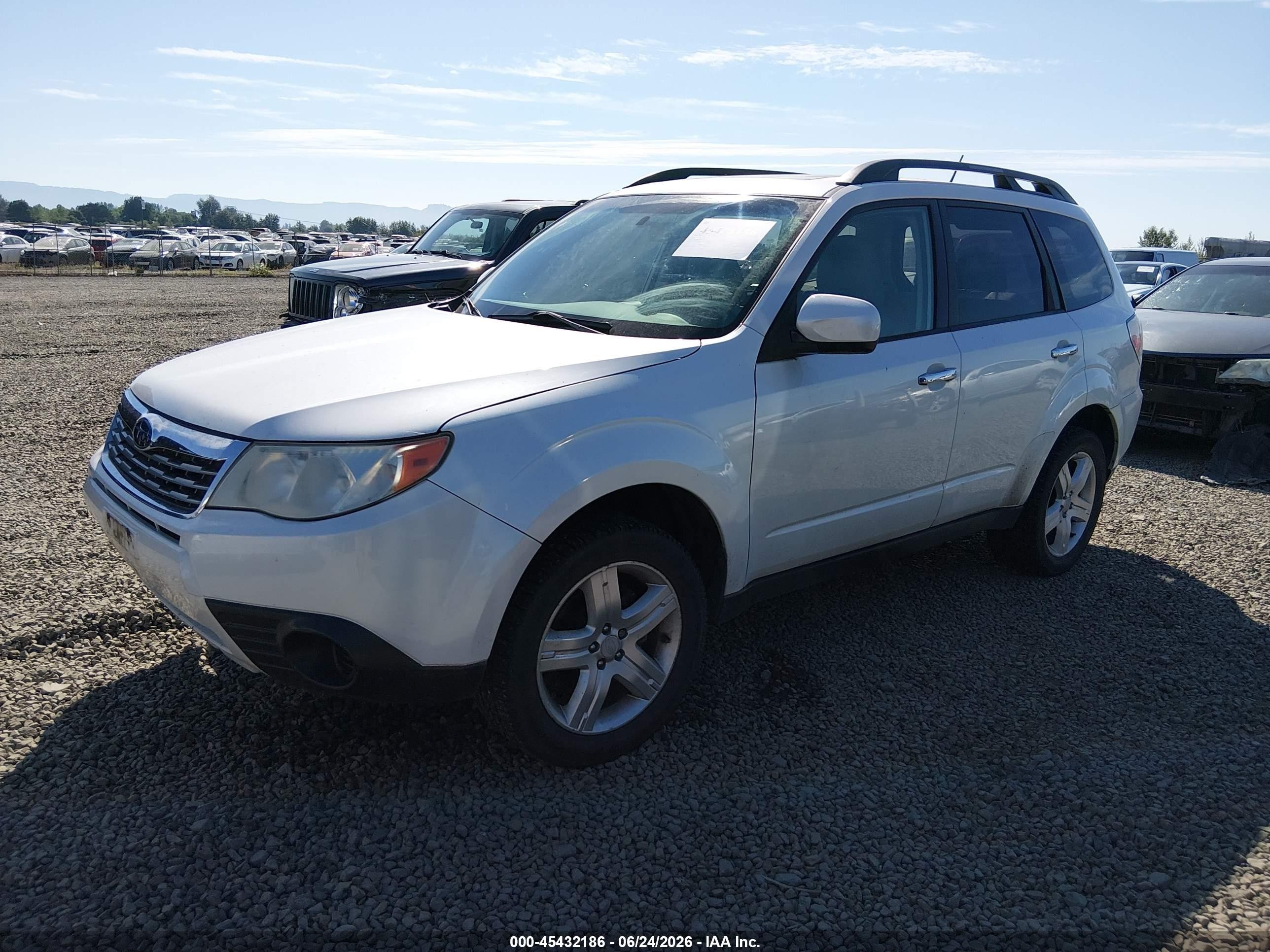 2010 Subaru Forester 2.5x Premium White vin: JF2SH6CC8AH805792