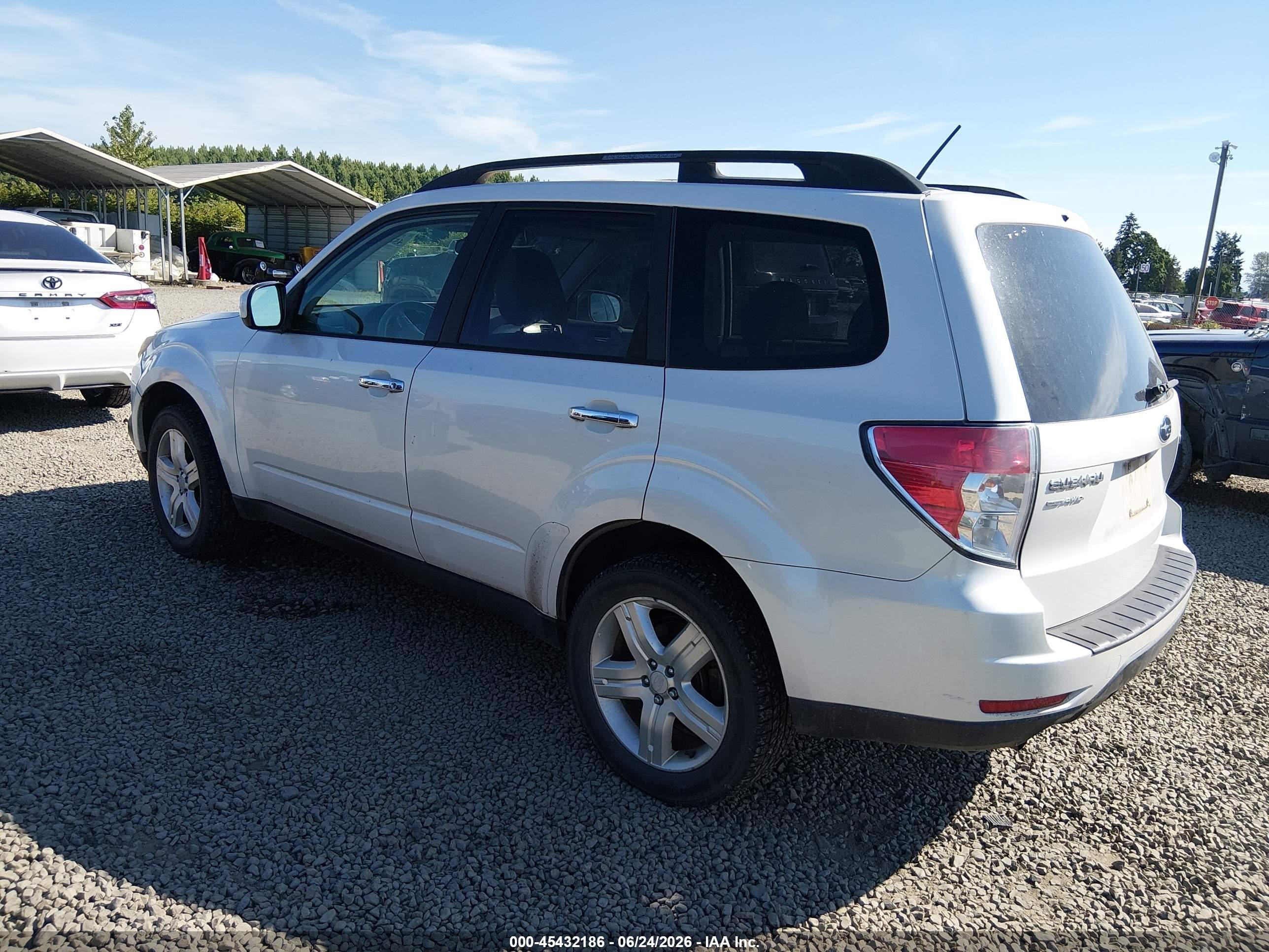 2010 Subaru Forester 2.5x Premium White vin: JF2SH6CC8AH805792