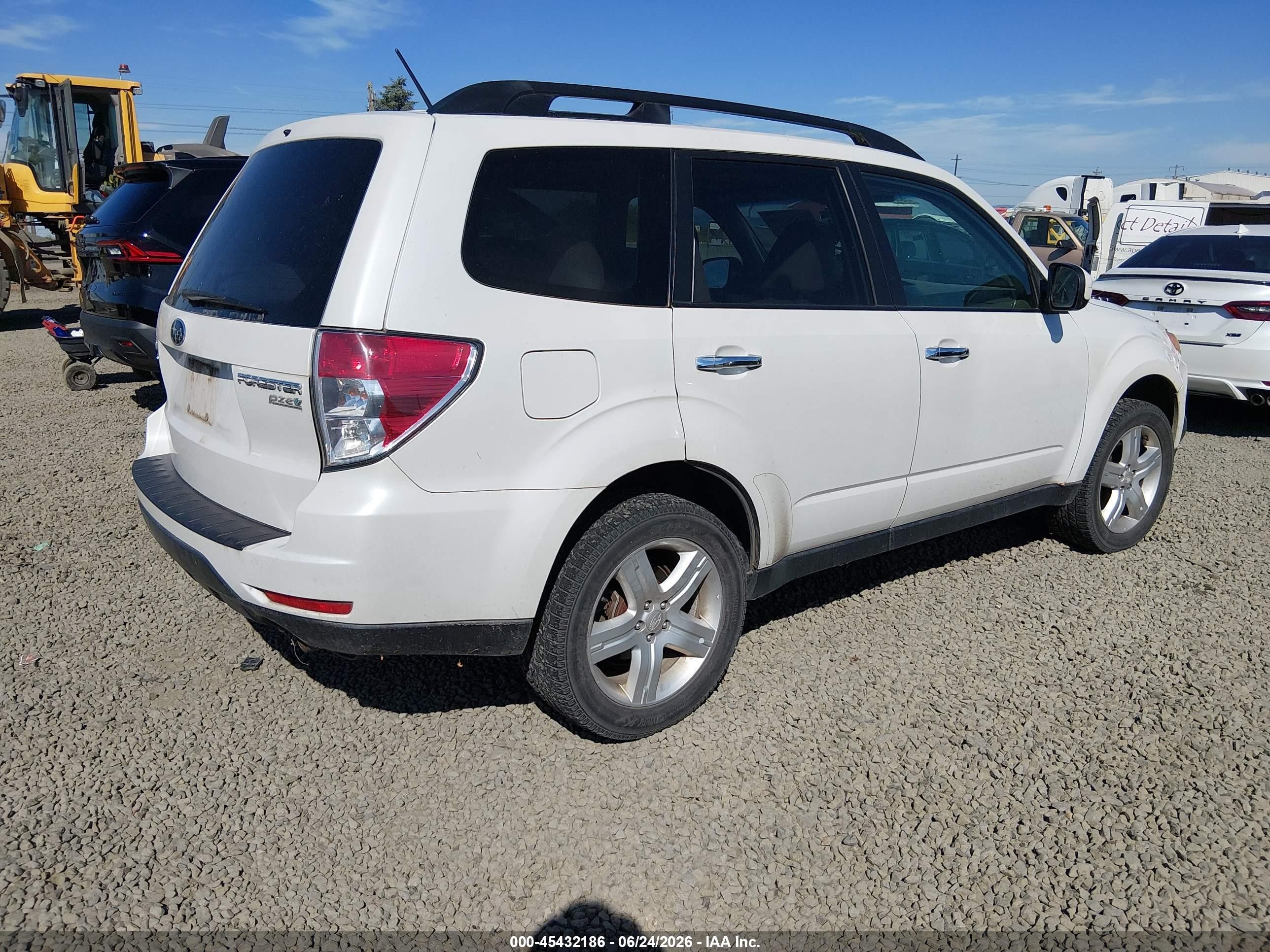 2010 Subaru Forester 2.5x Premium White vin: JF2SH6CC8AH805792