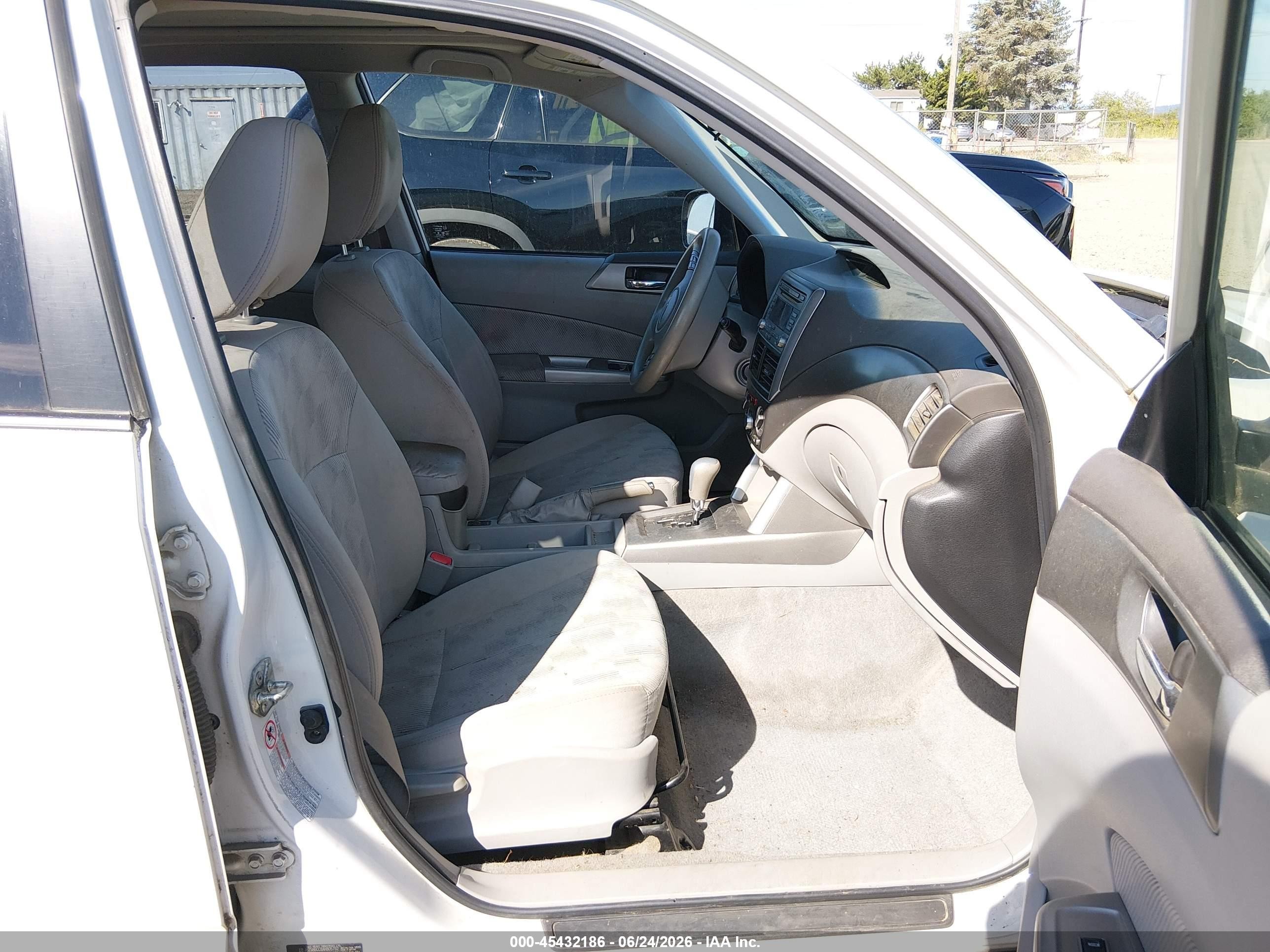2010 Subaru Forester 2.5x Premium White vin: JF2SH6CC8AH805792