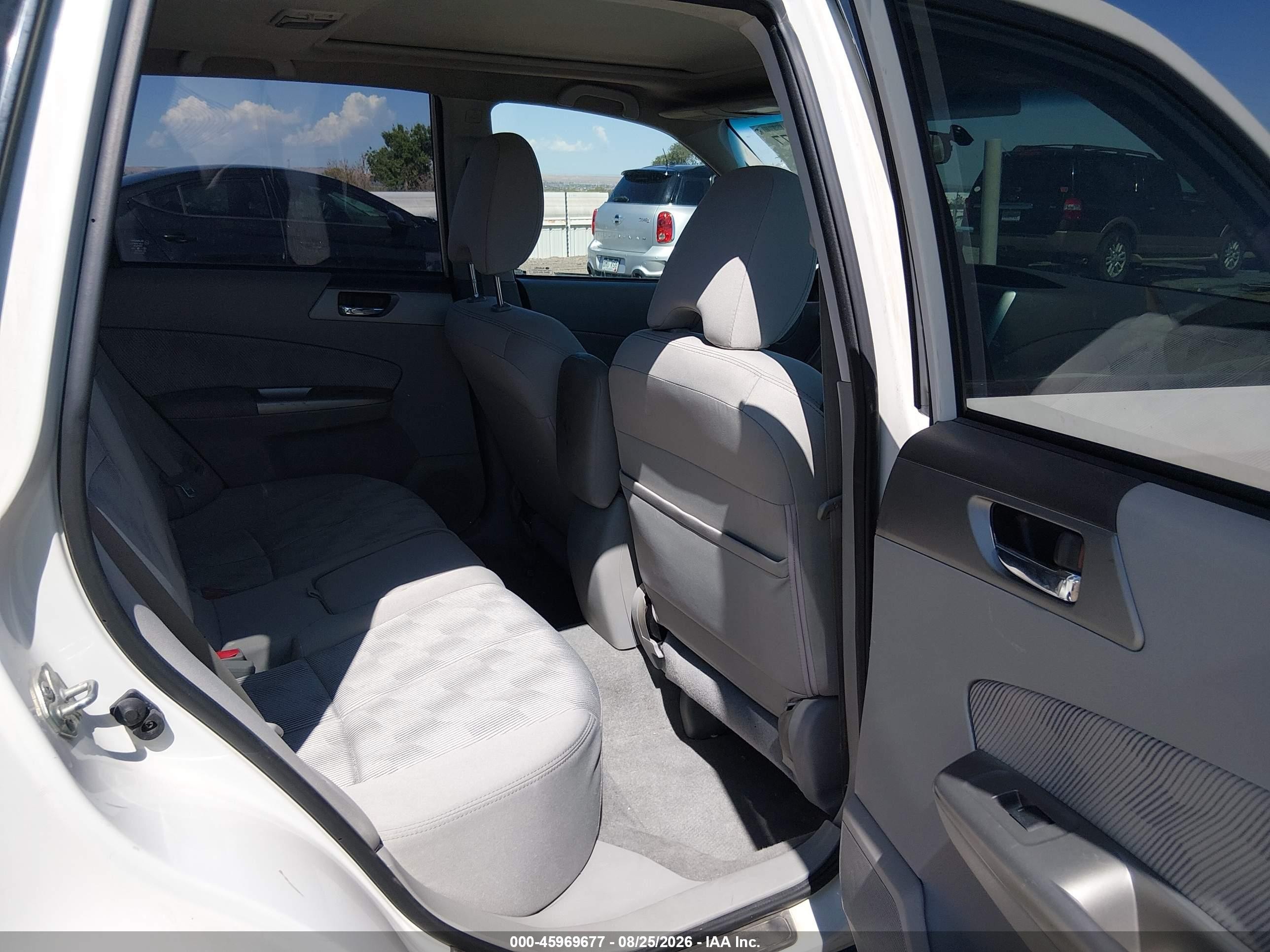 2010 Subaru Forester 2.5x Premium White vin: JF2SH6CC9AH792003