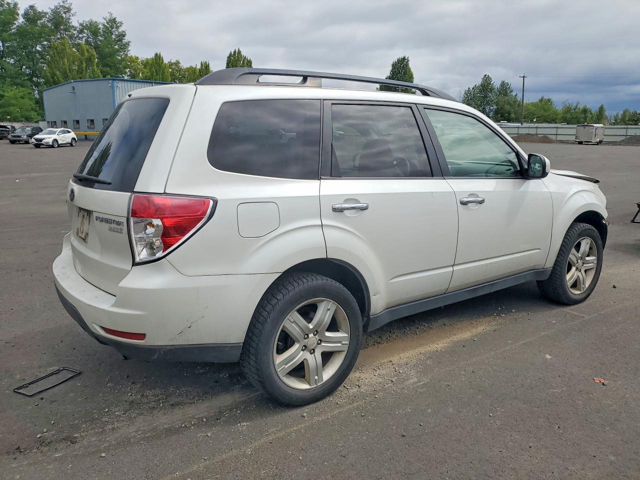 2010 Subaru Forester 2.5x Premium White vin: JF2SH6CC9AH801900