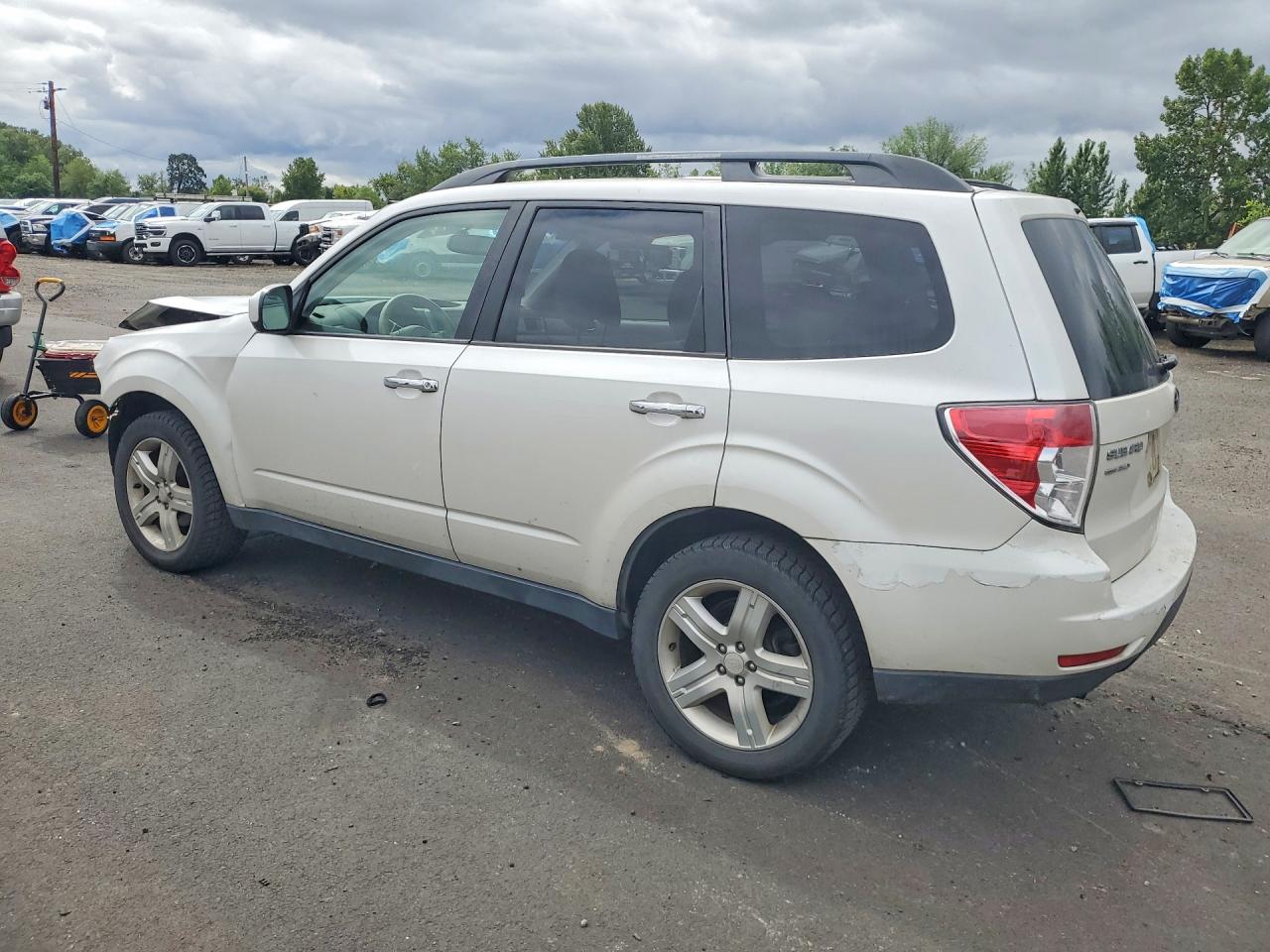 2010 Subaru Forester 2.5x Premium White vin: JF2SH6CC9AH801900