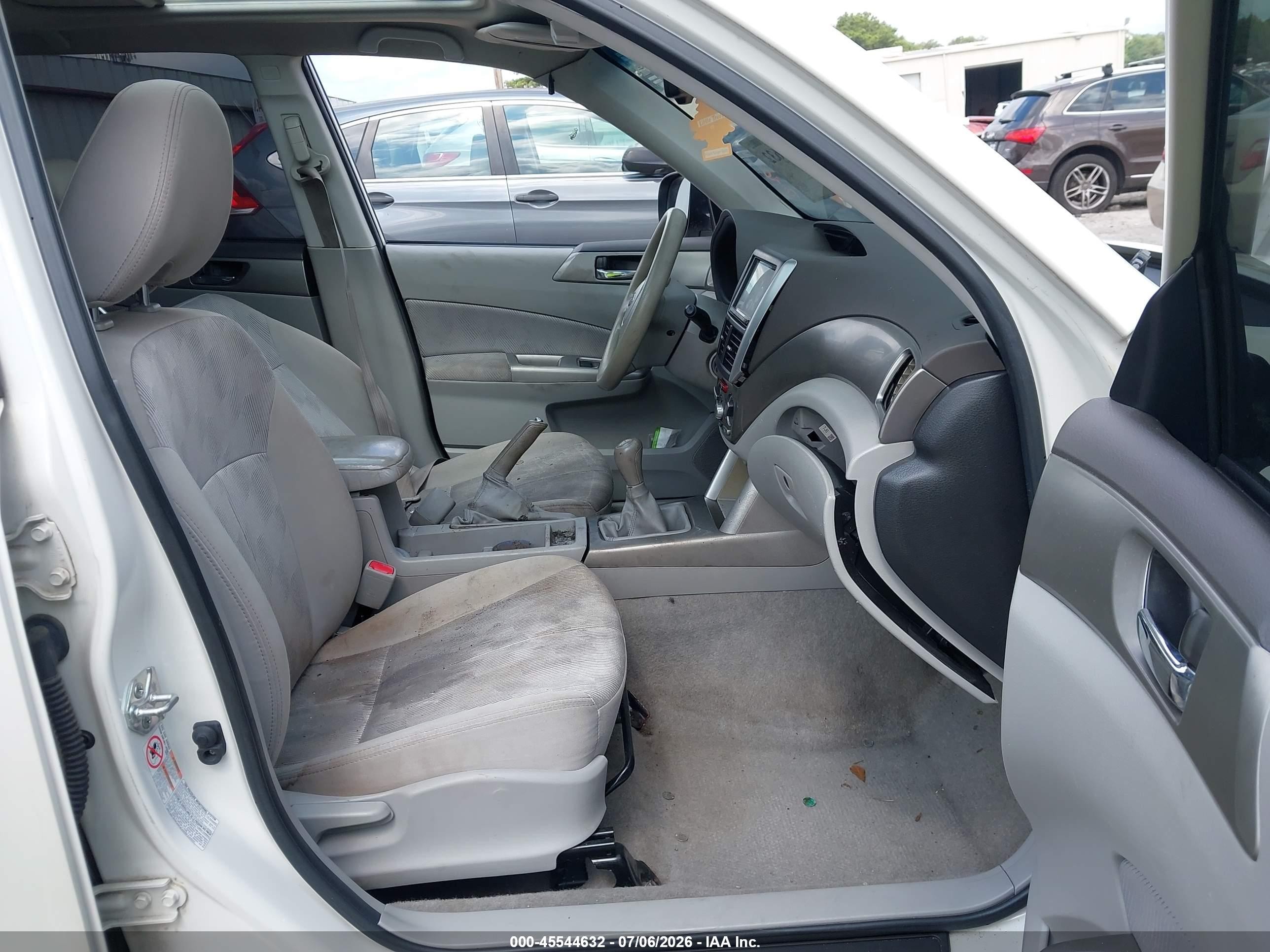 2010 Subaru Forester 2.5x Premium White vin: JF2SH6CCXAG749747