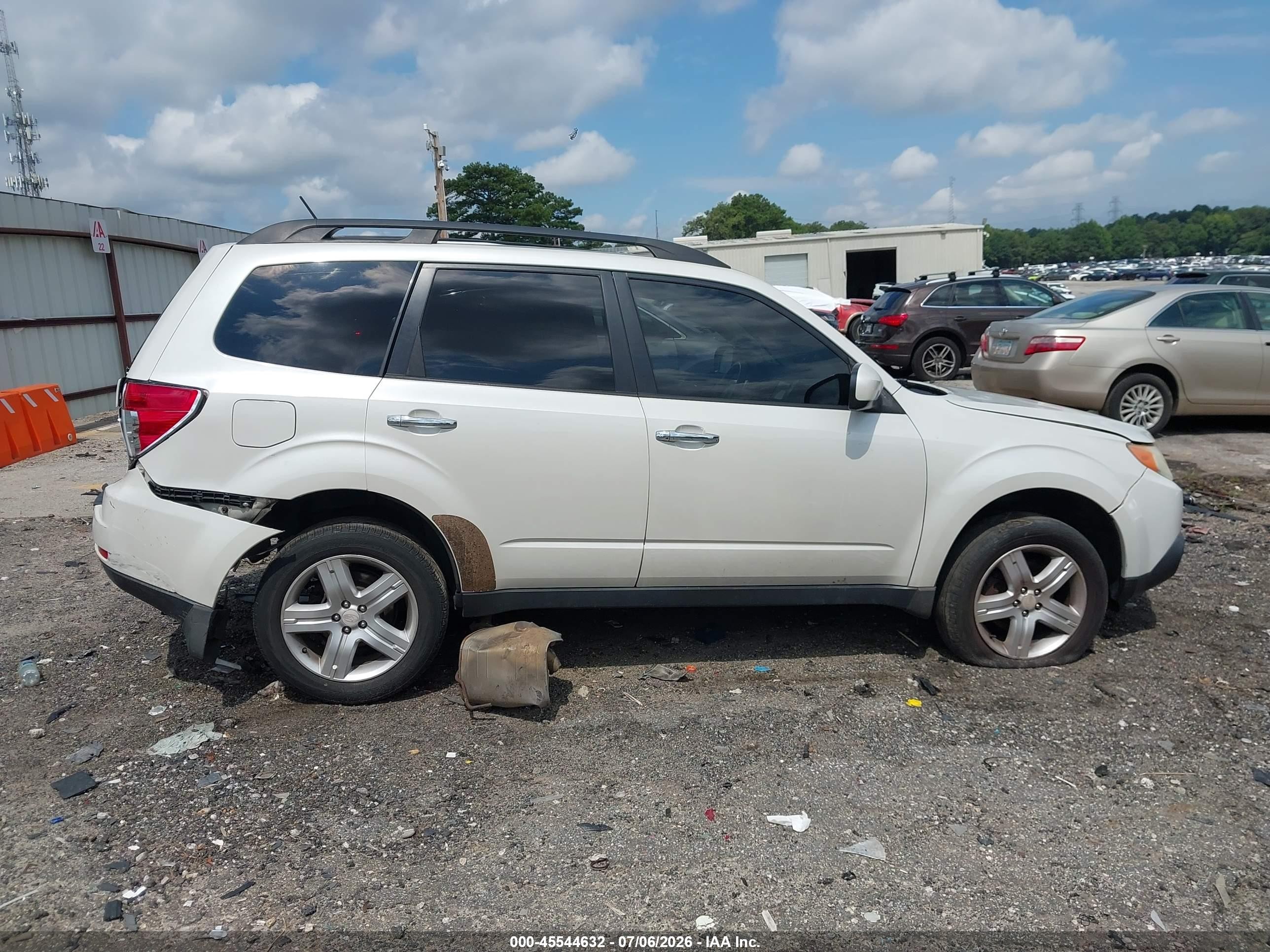 2010 Subaru Forester 2.5x Premium White vin: JF2SH6CCXAG749747