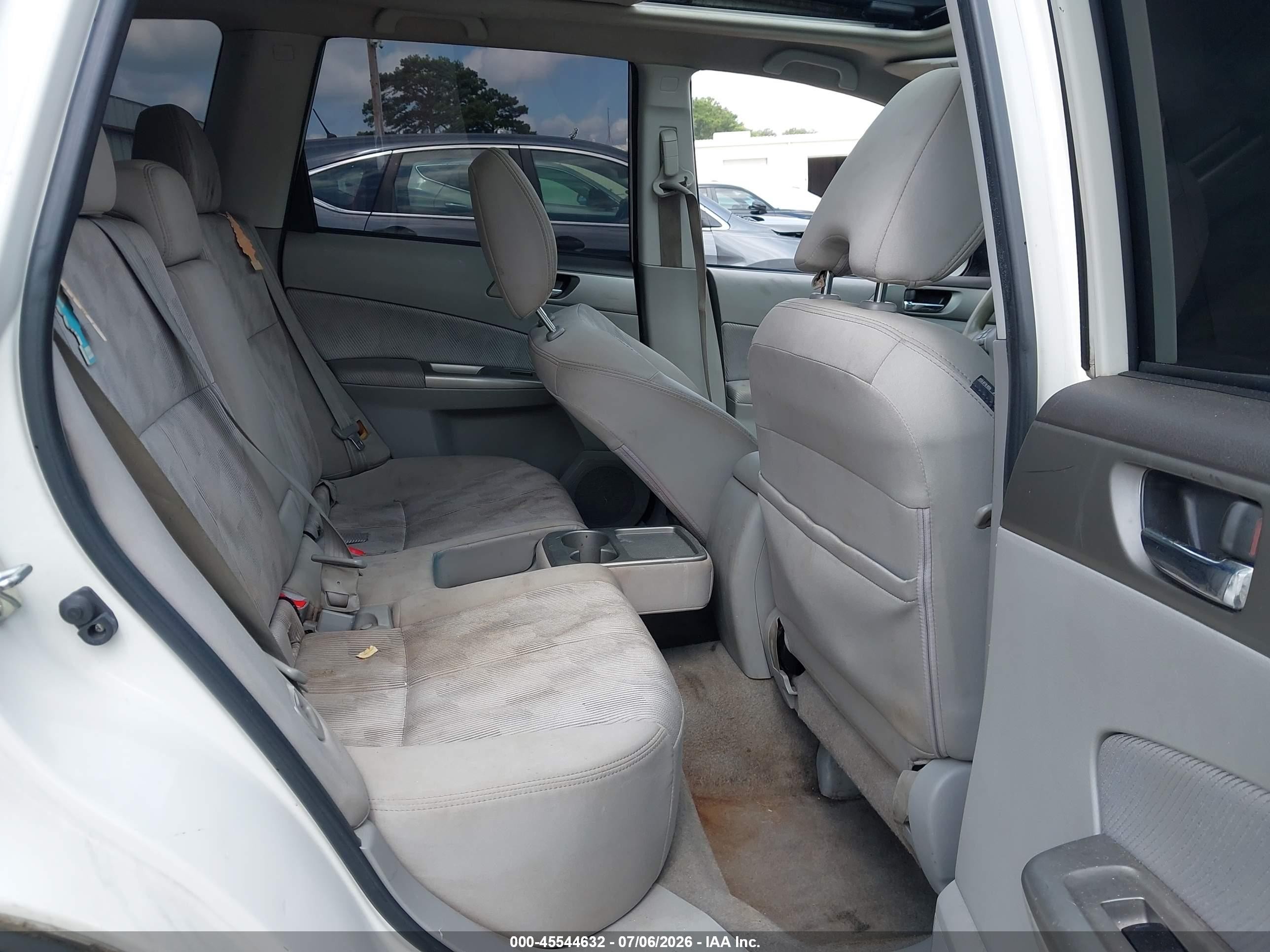 2010 Subaru Forester 2.5x Premium White vin: JF2SH6CCXAG749747