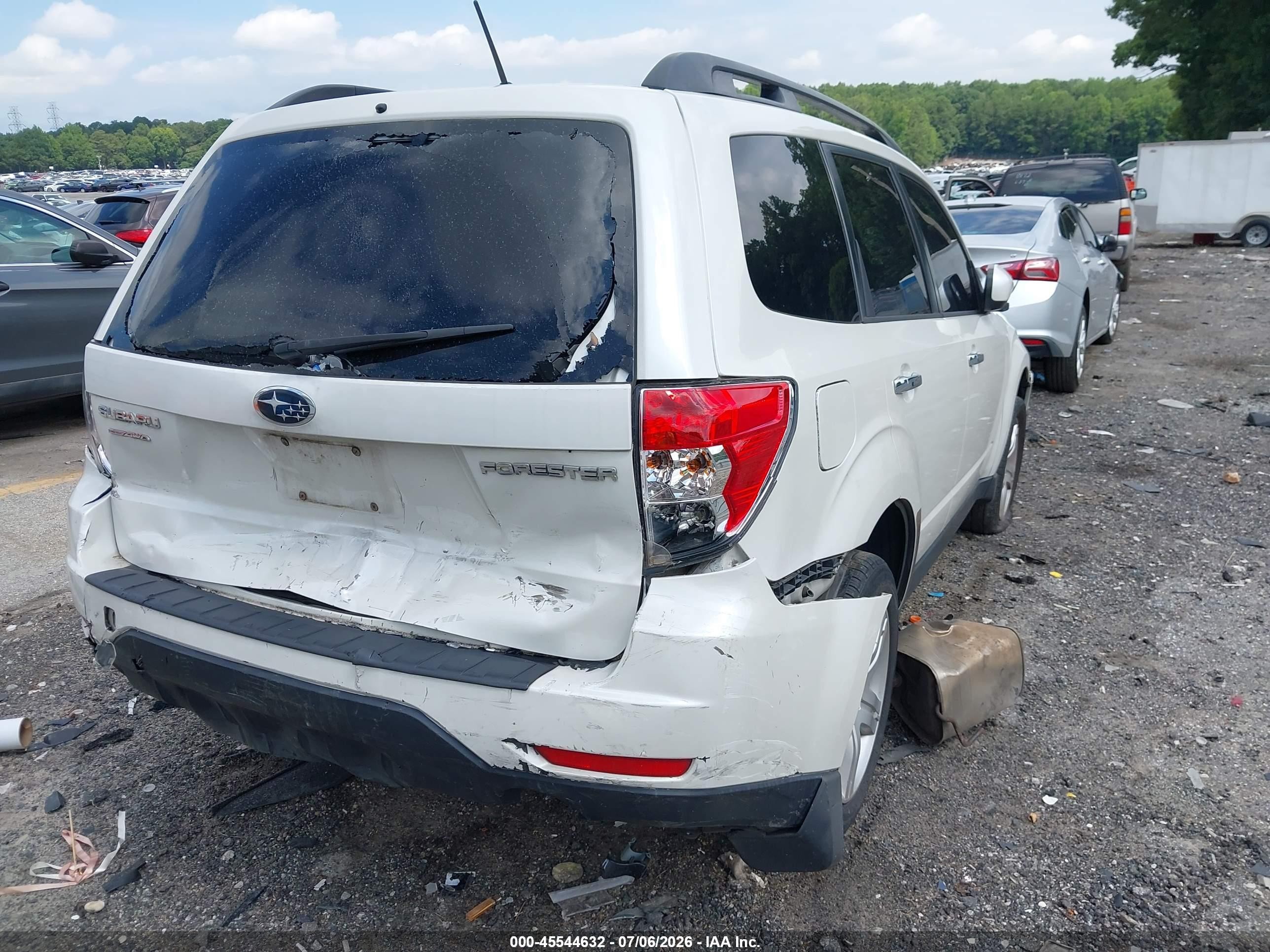 2010 Subaru Forester 2.5x Premium White vin: JF2SH6CCXAG749747