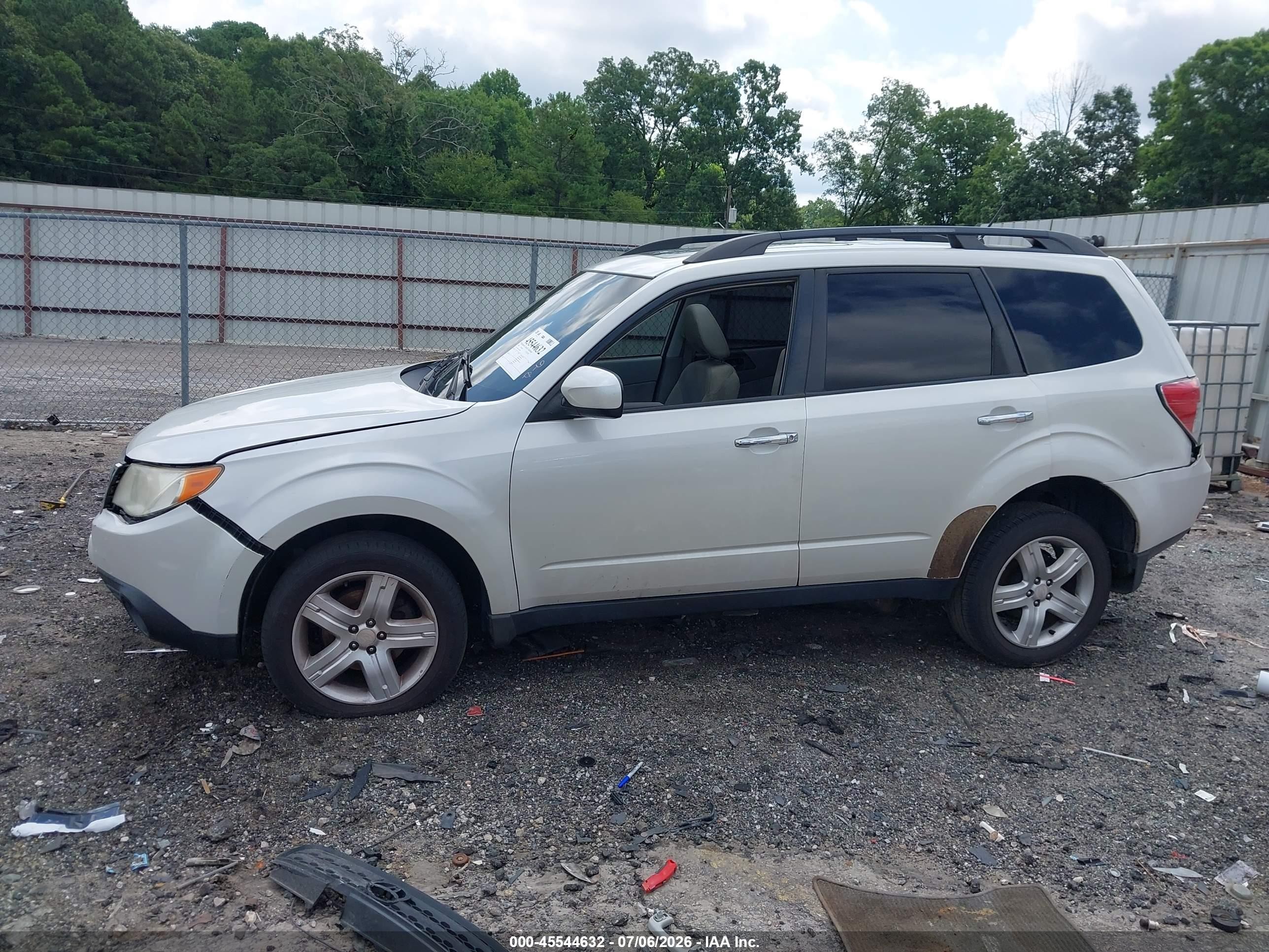 2010 Subaru Forester 2.5x Premium White vin: JF2SH6CCXAG749747